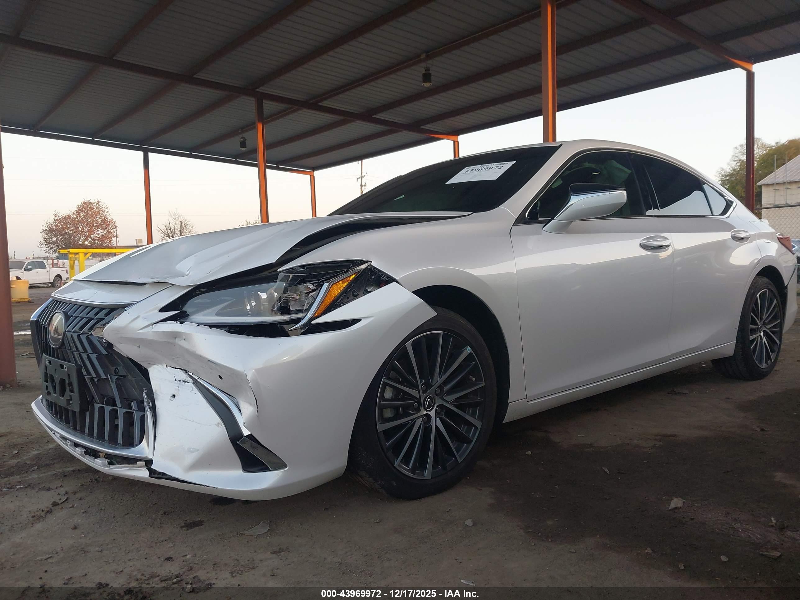 LEXUS ES image 2