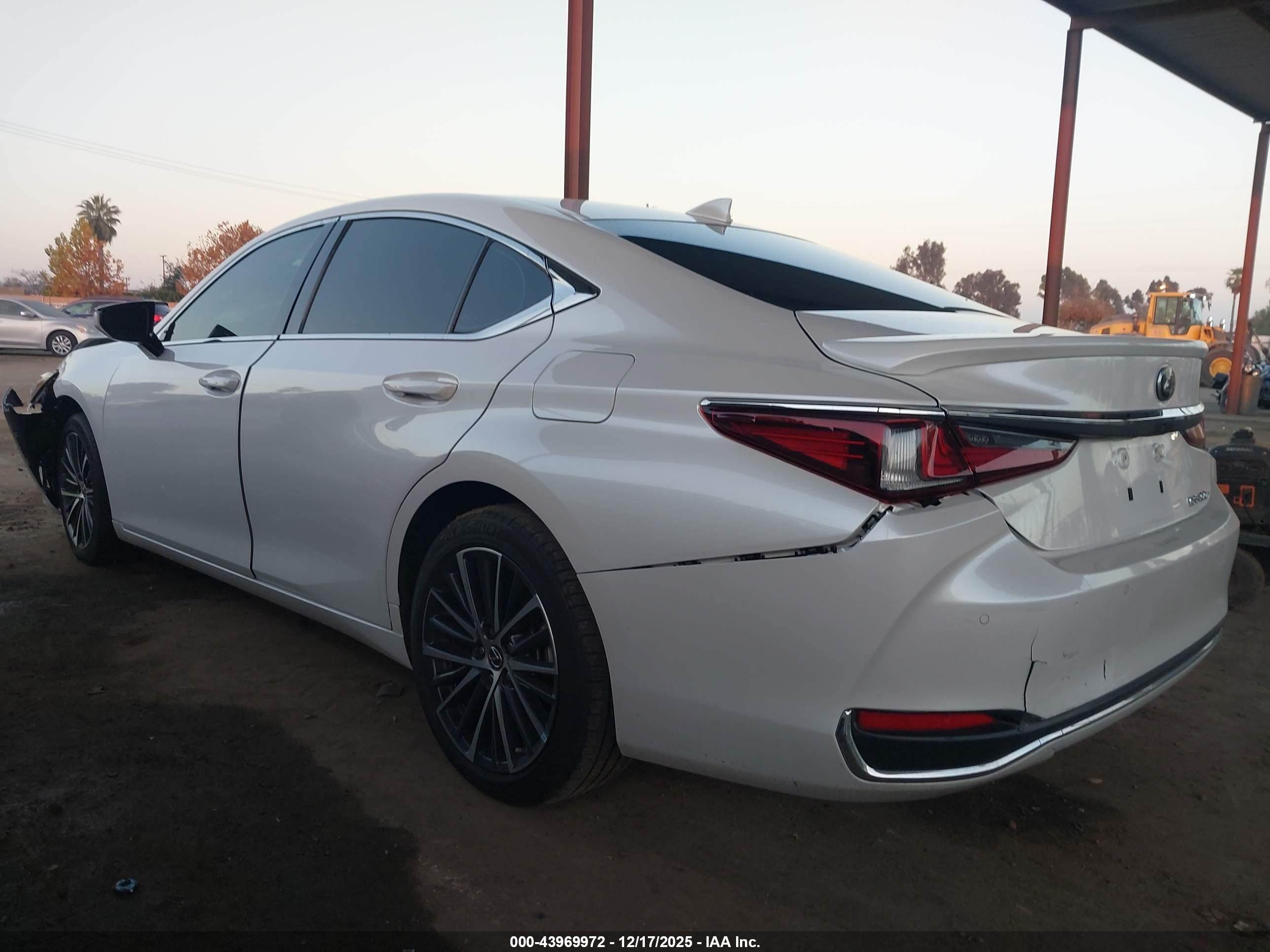 LEXUS ES image 3