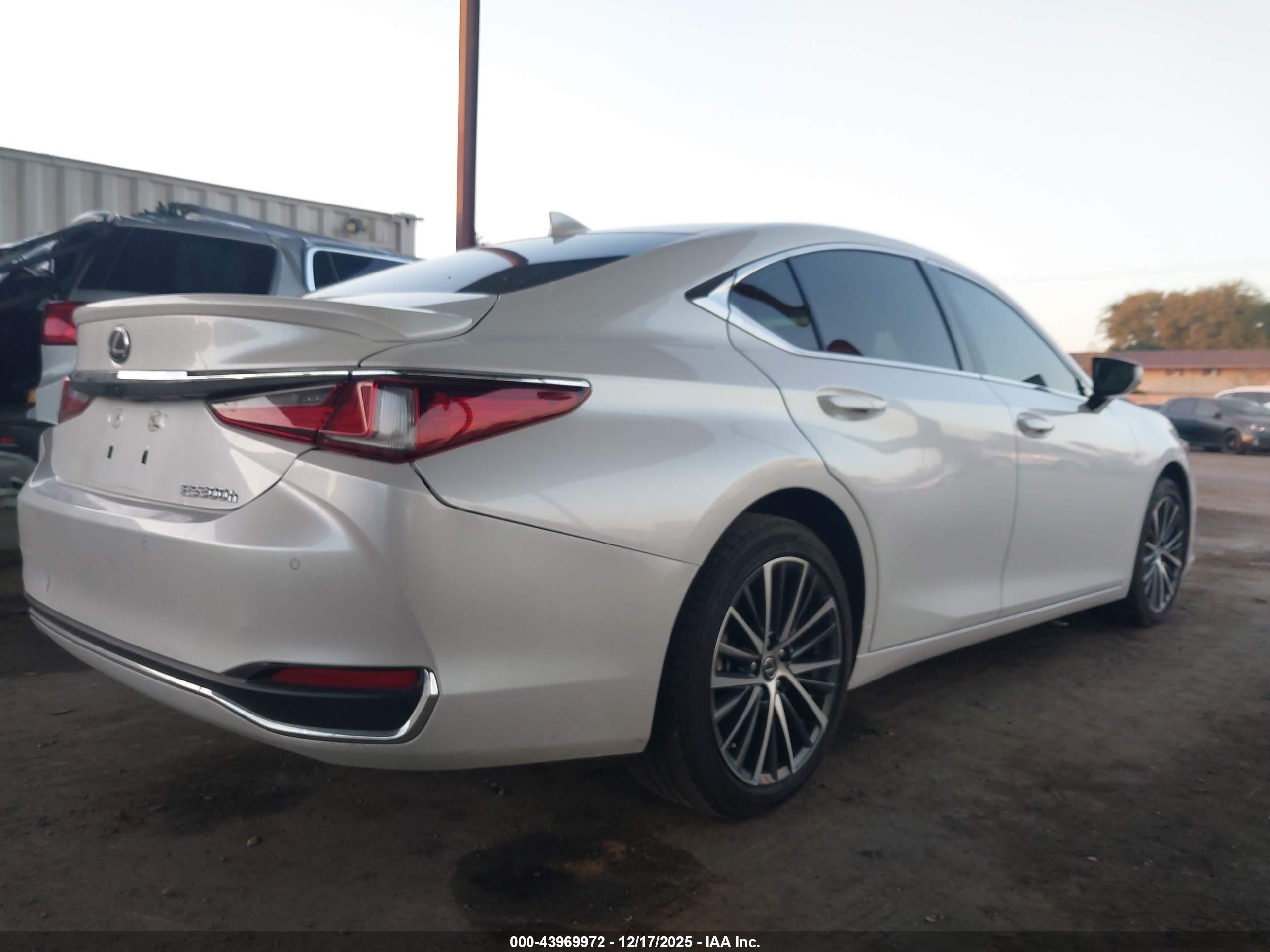 LEXUS ES image 4