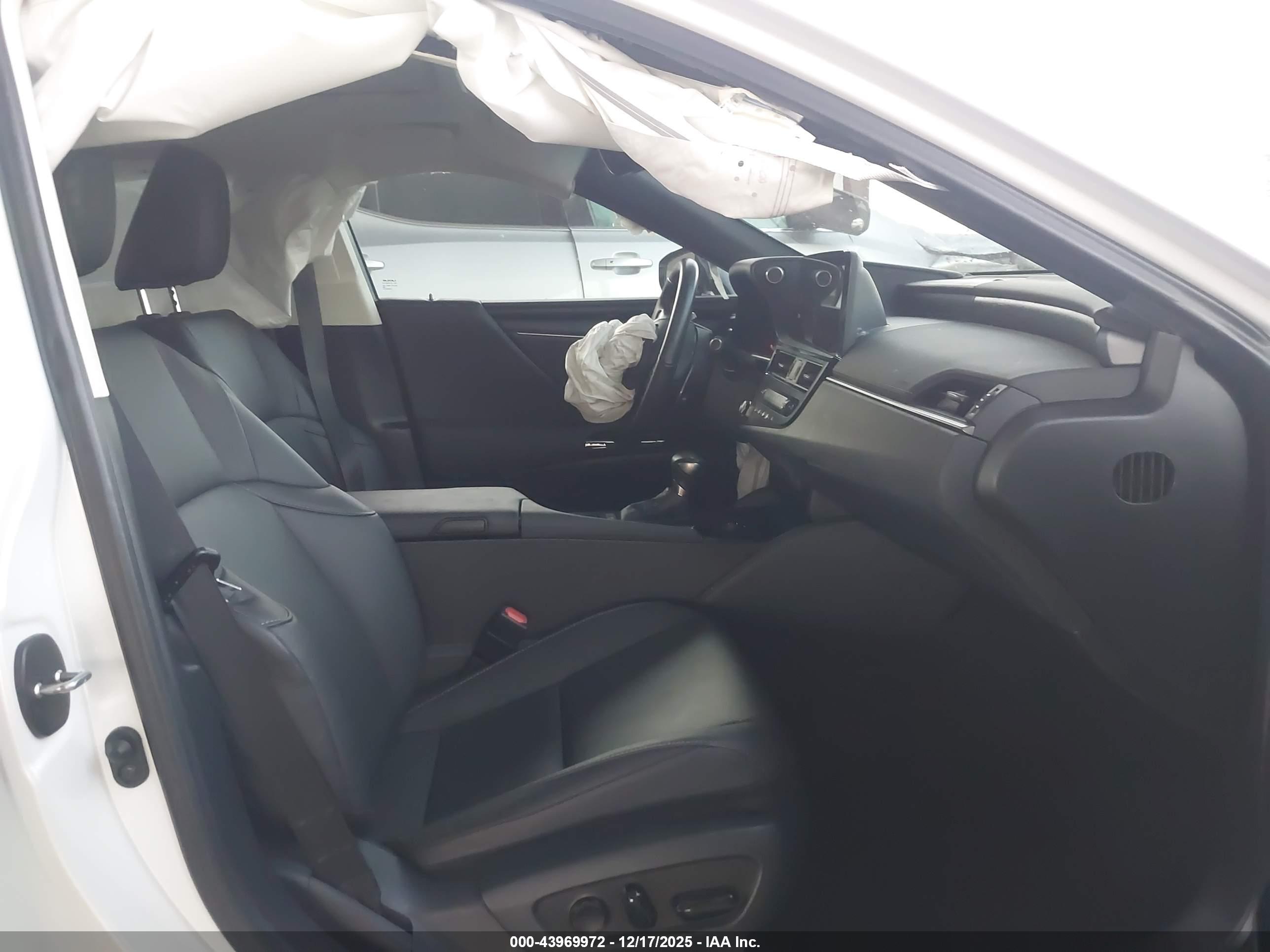 LEXUS ES image 5