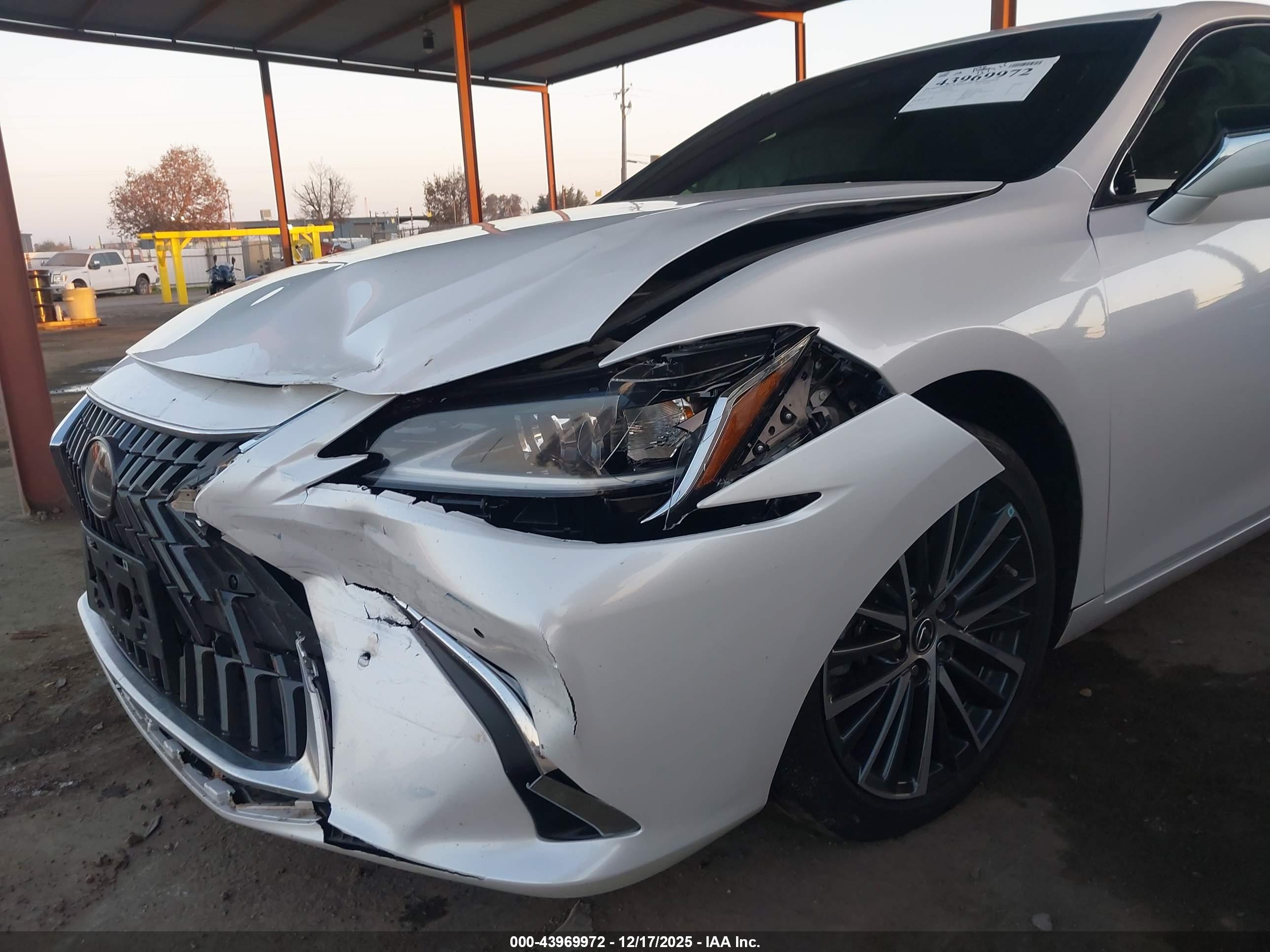 LEXUS ES image 6