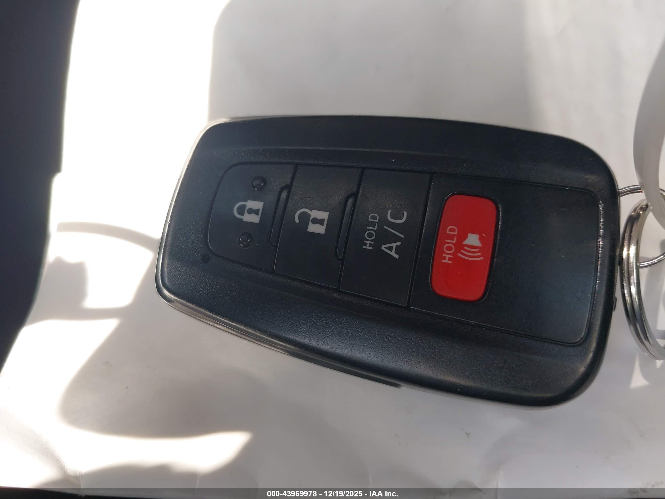 TOYOTA PRIUS image 11