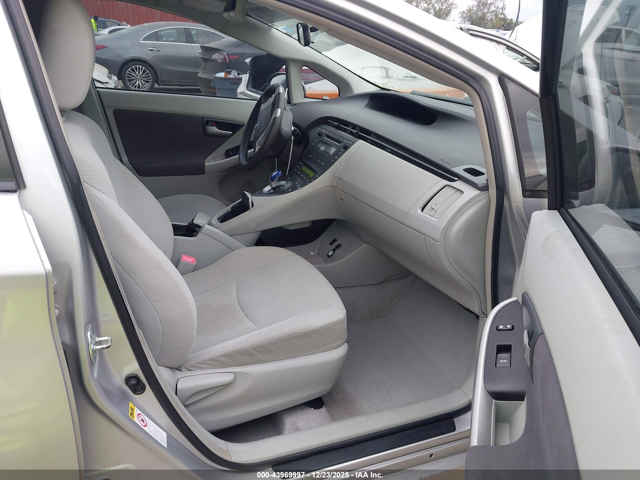 TOYOTA PRIUS image 5