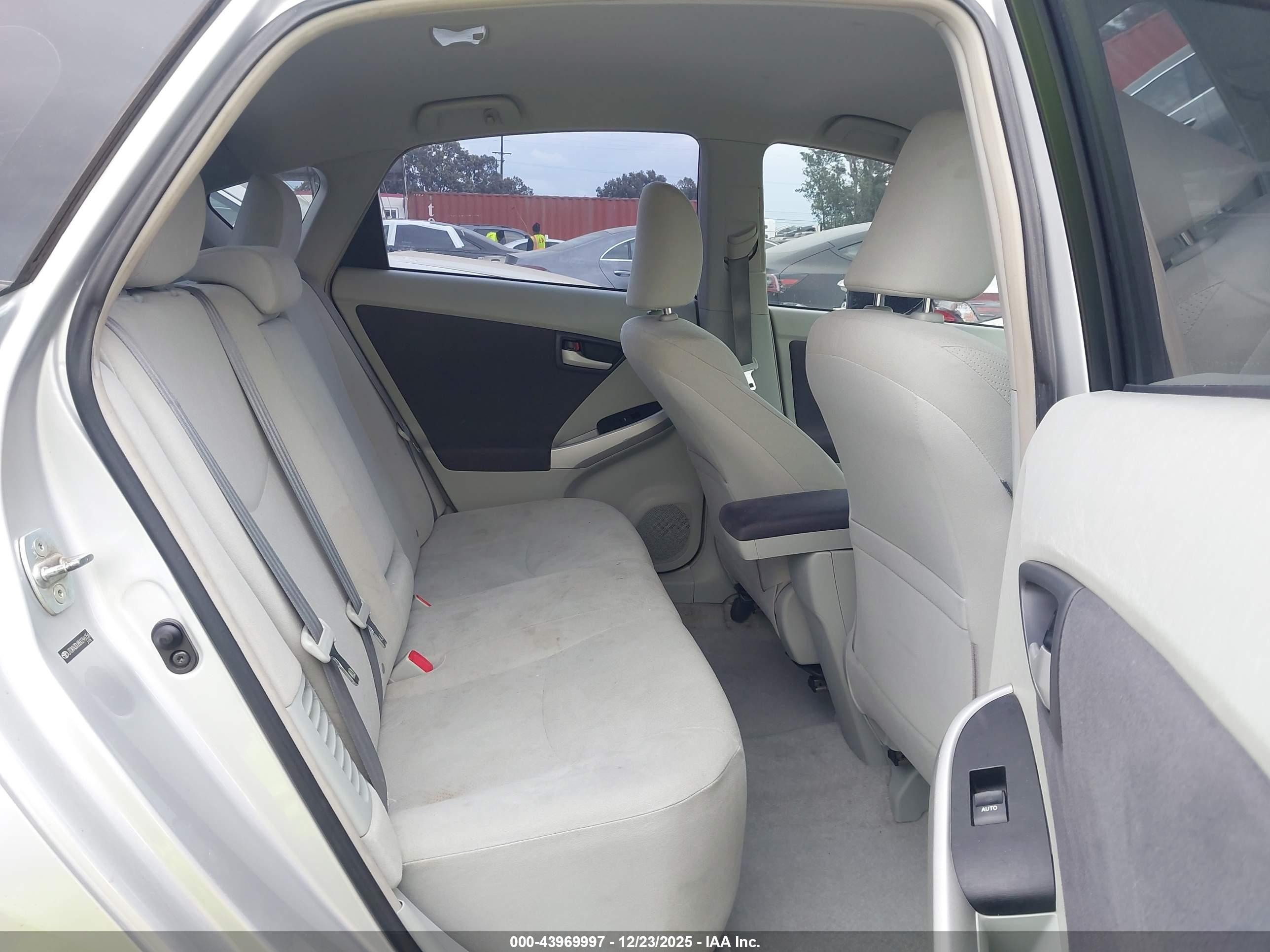 TOYOTA PRIUS image 8