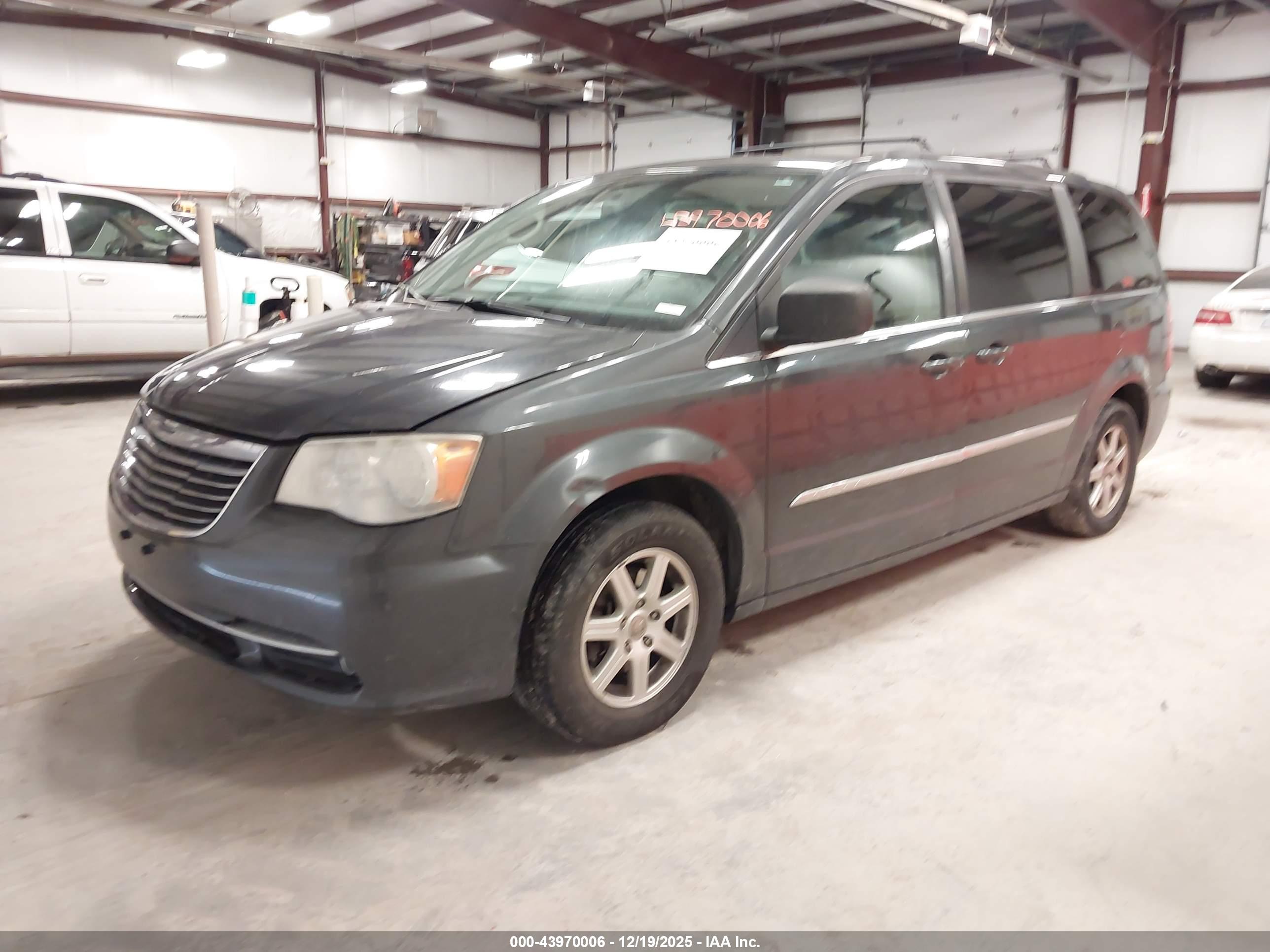 CHRYSLER TOWN image 2