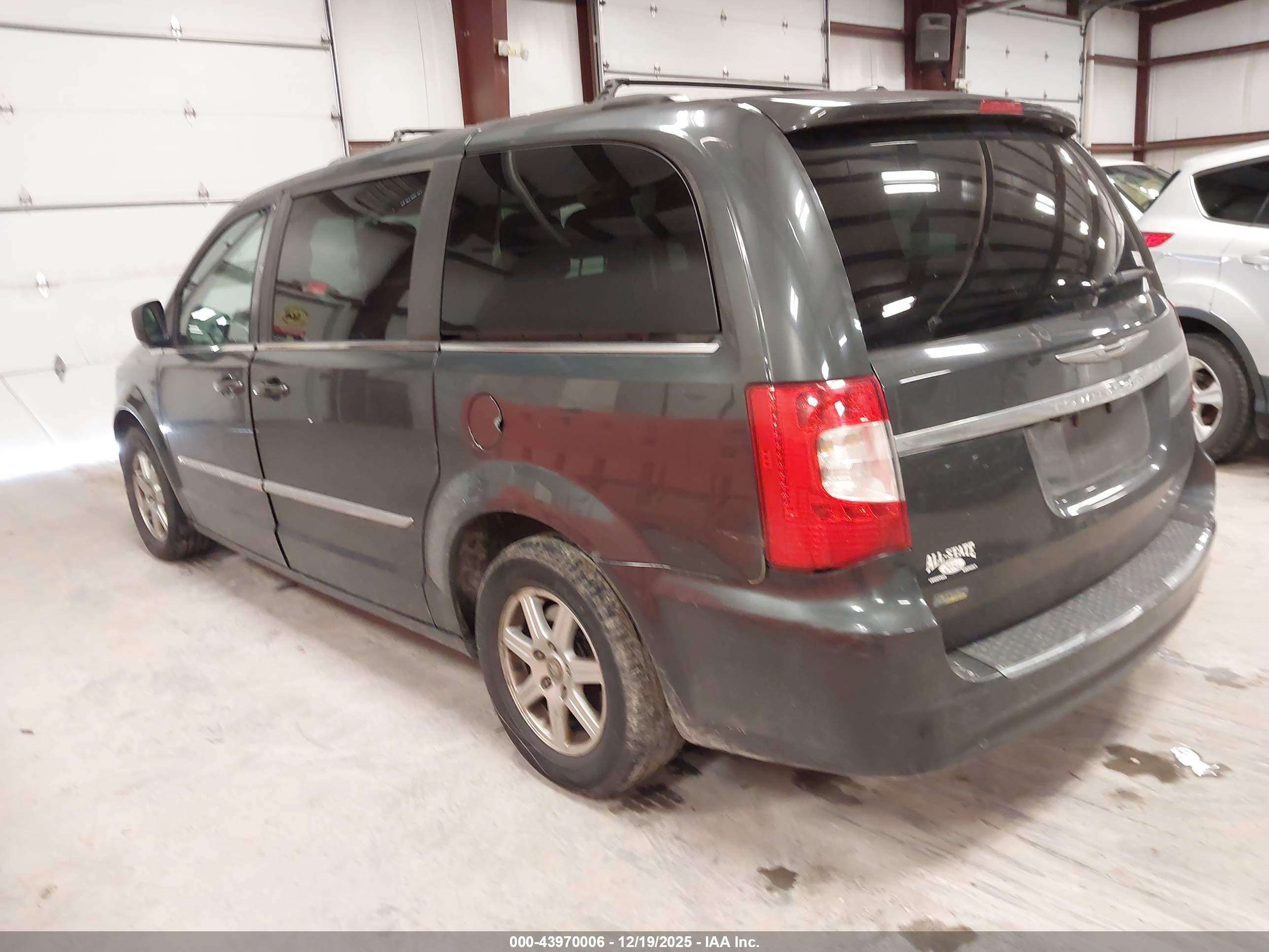 CHRYSLER TOWN image 3