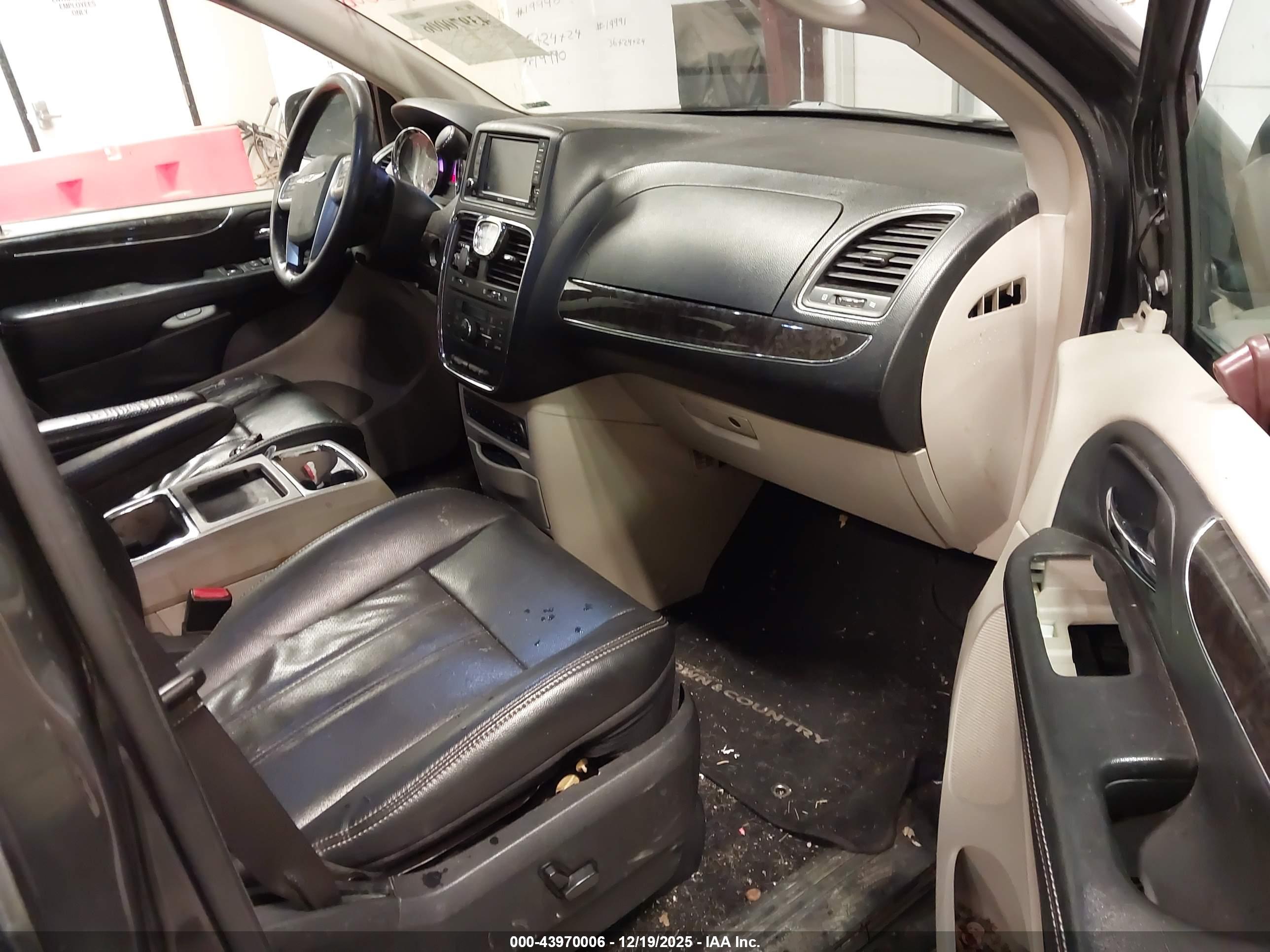 CHRYSLER TOWN image 5