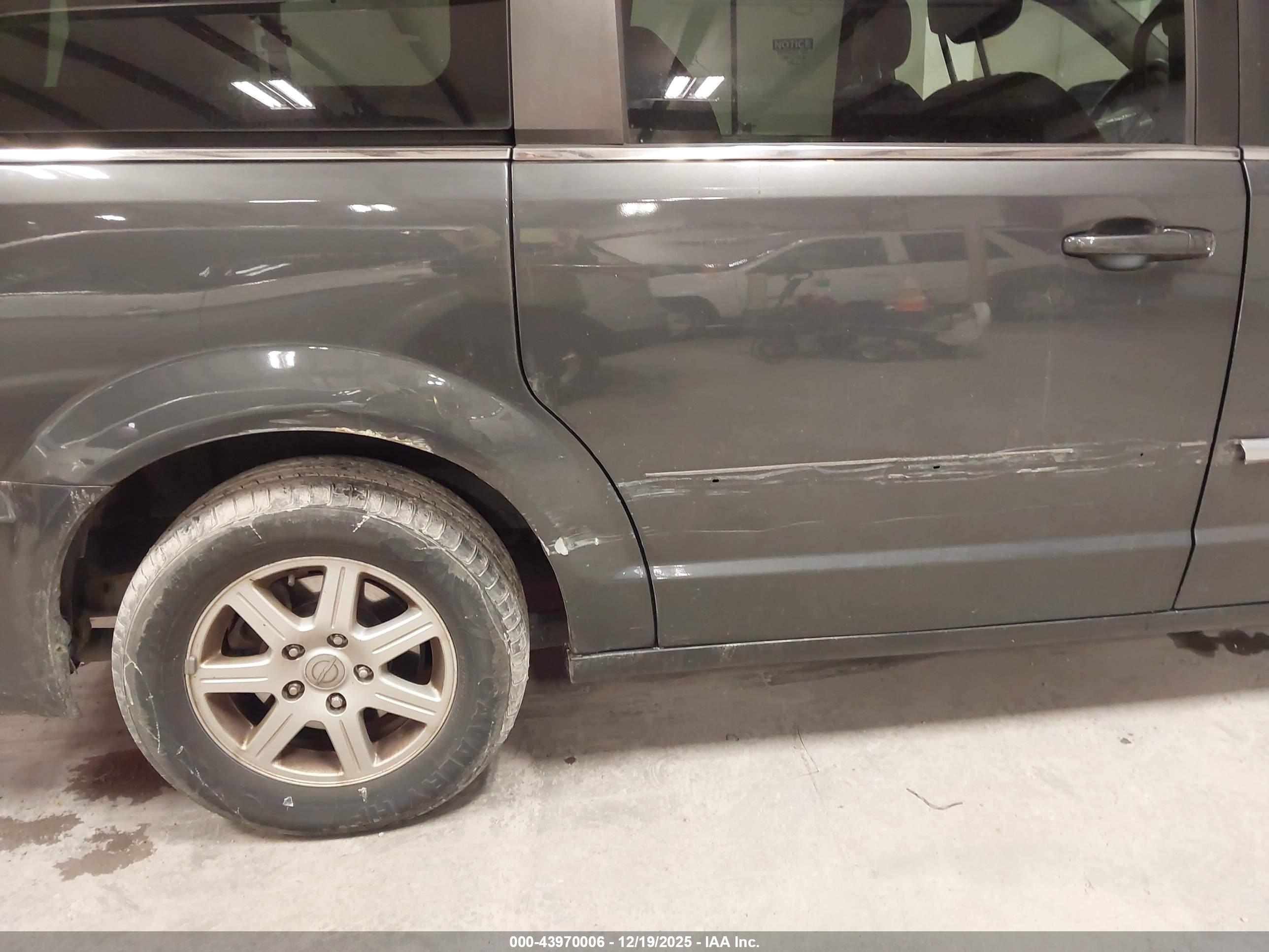 CHRYSLER TOWN image 6