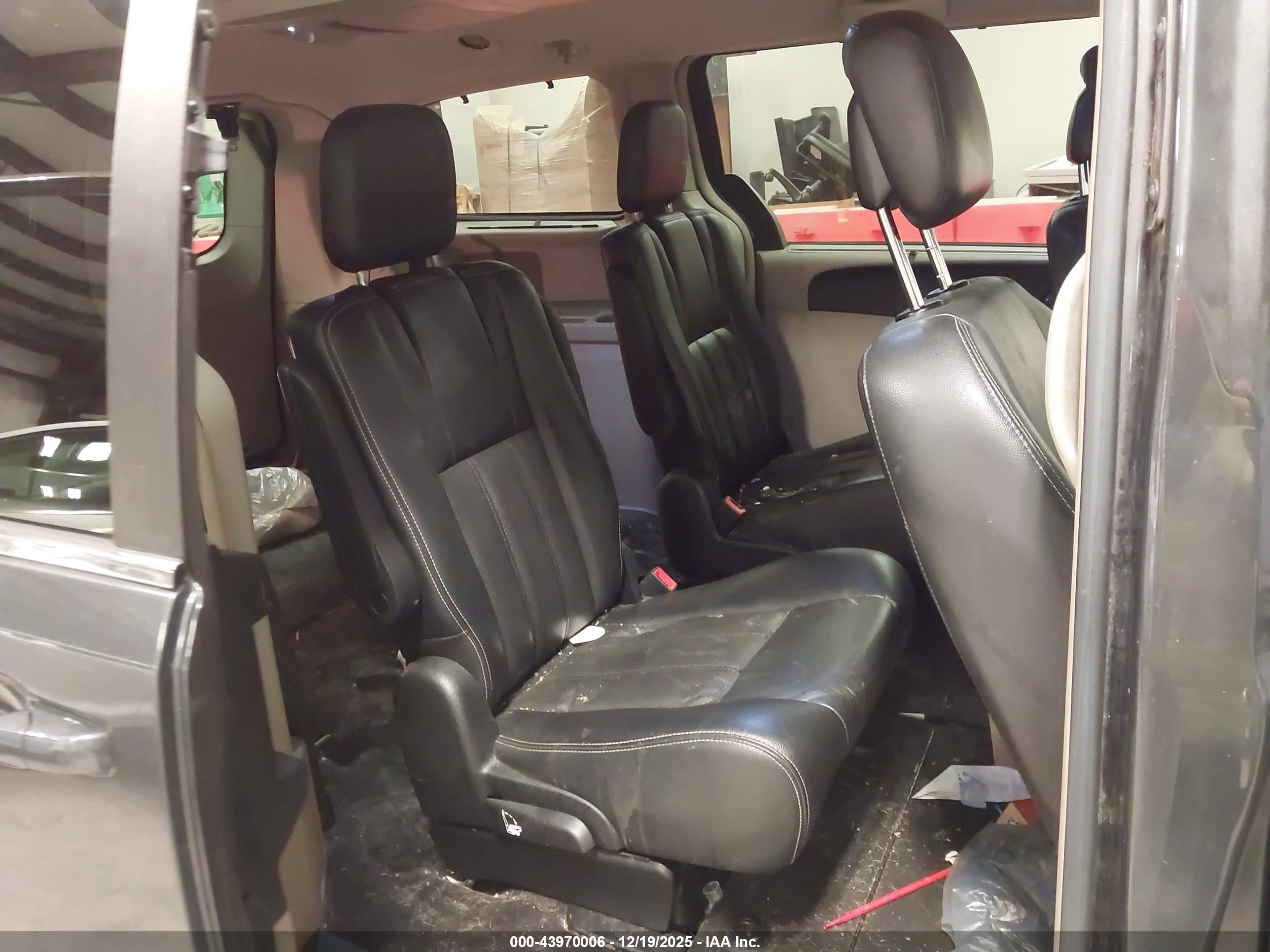 CHRYSLER TOWN image 8