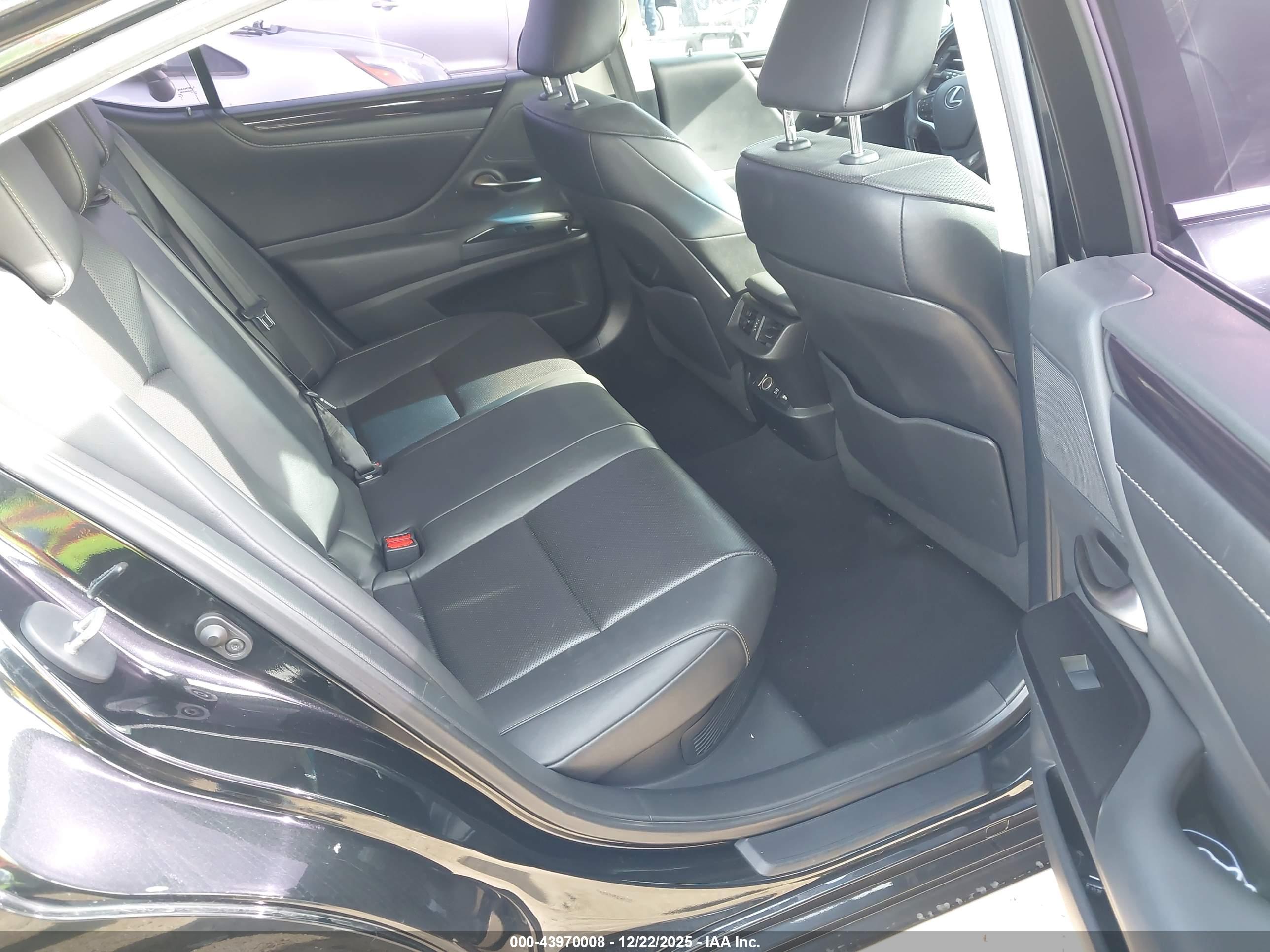 LEXUS ES image 8