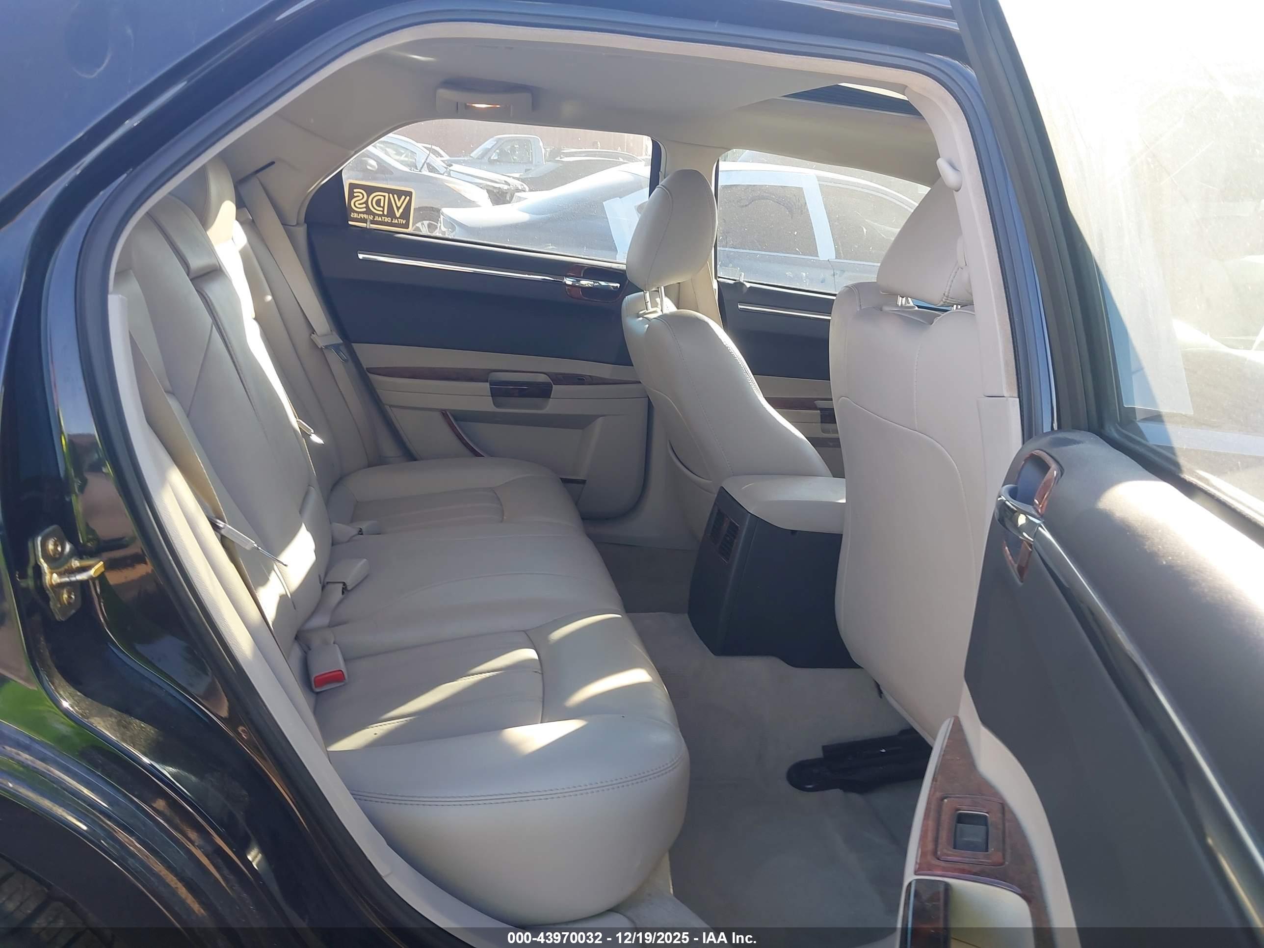CHRYSLER 300C image 8