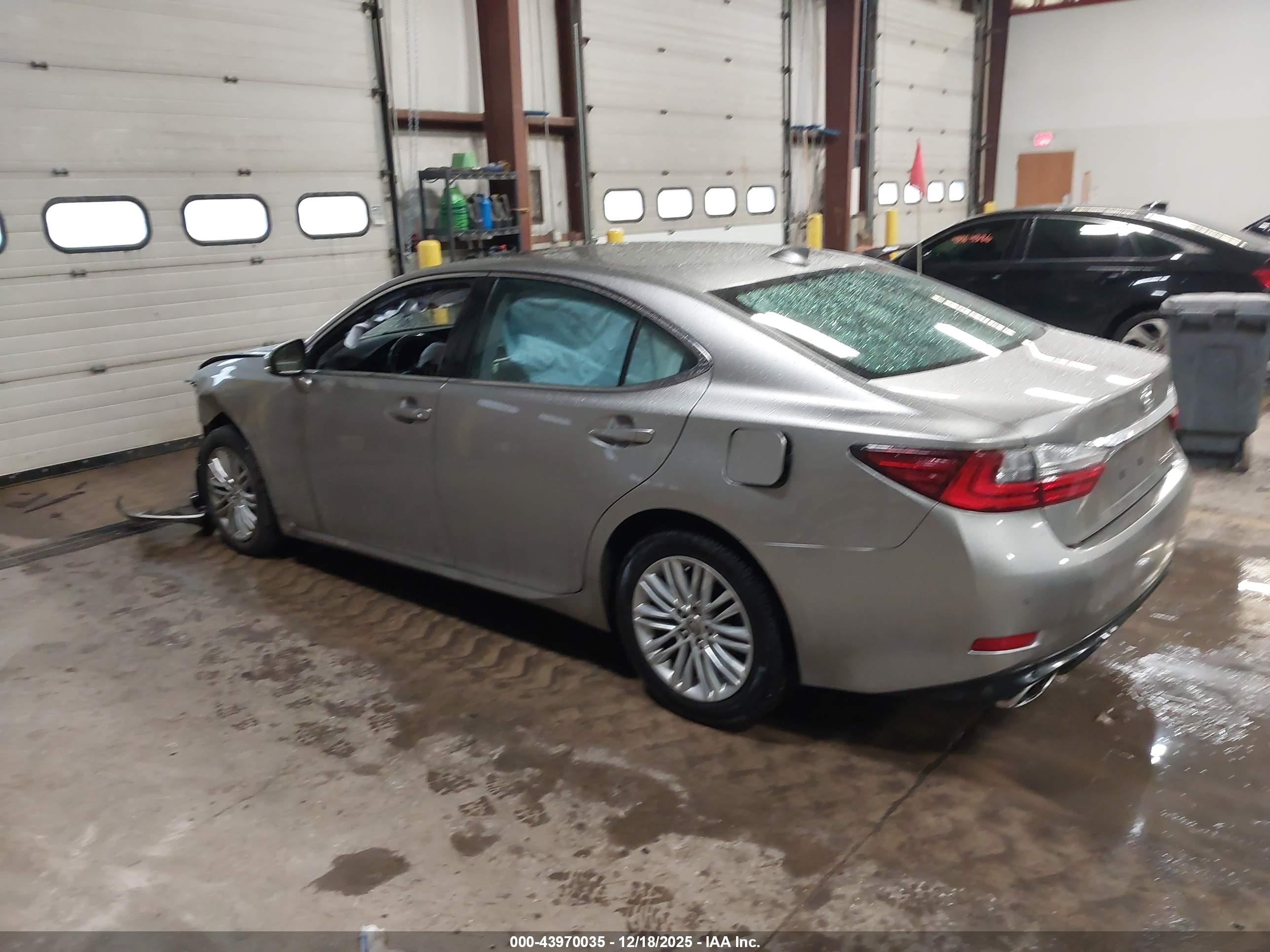 LEXUS ES image 3