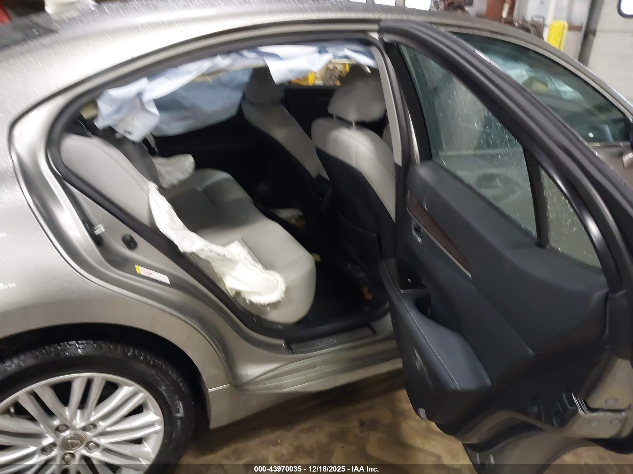 LEXUS ES image 8