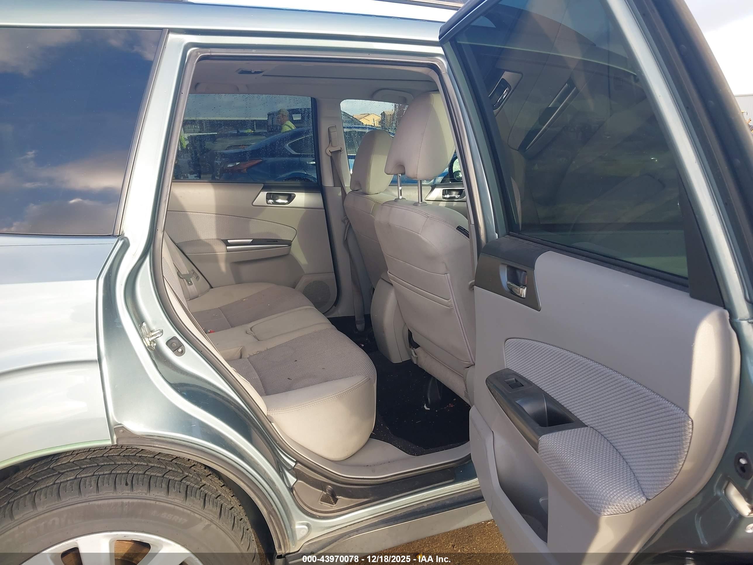SUBARU FORESTER image 8