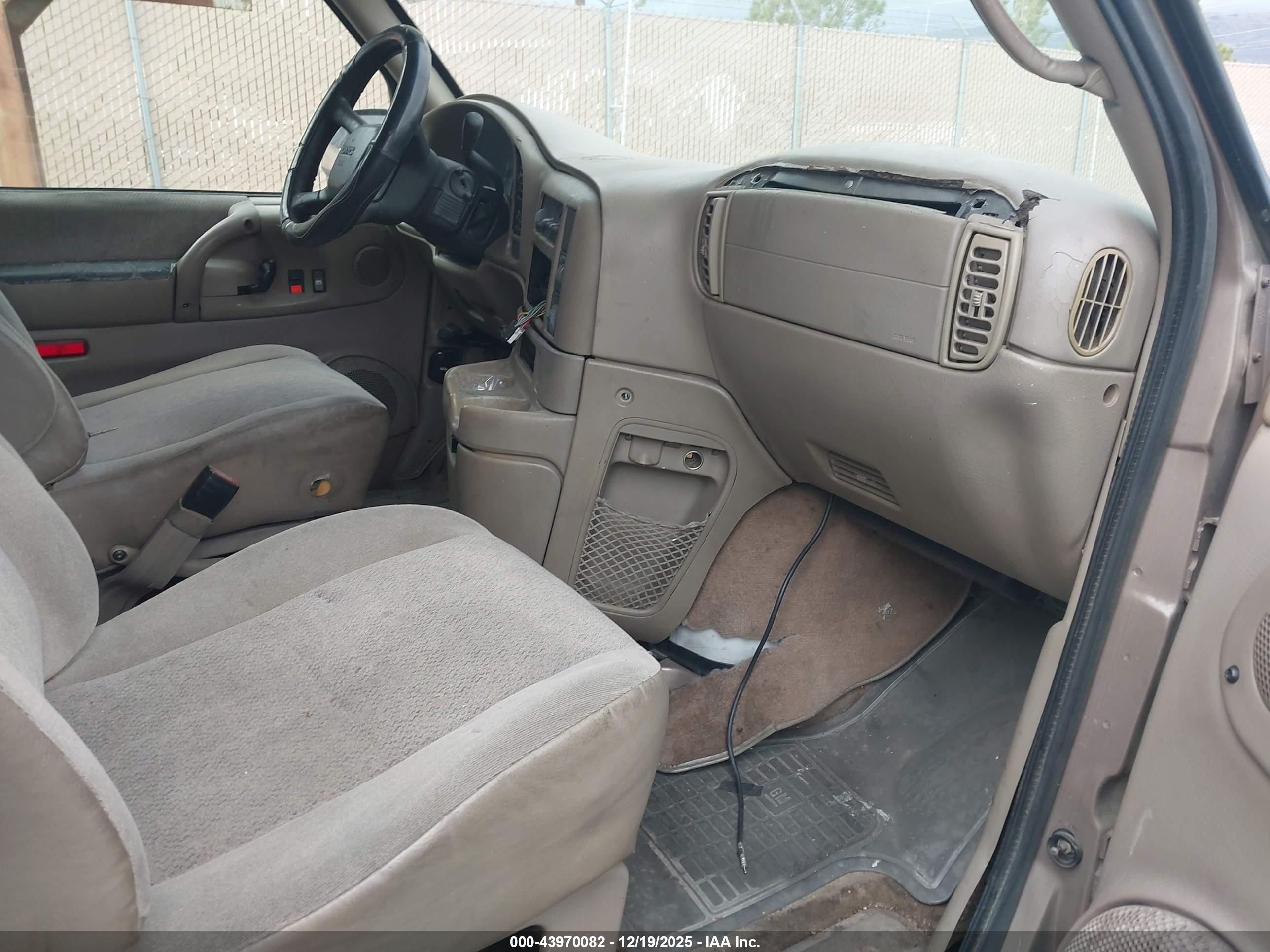 GMC SAFARI image 5