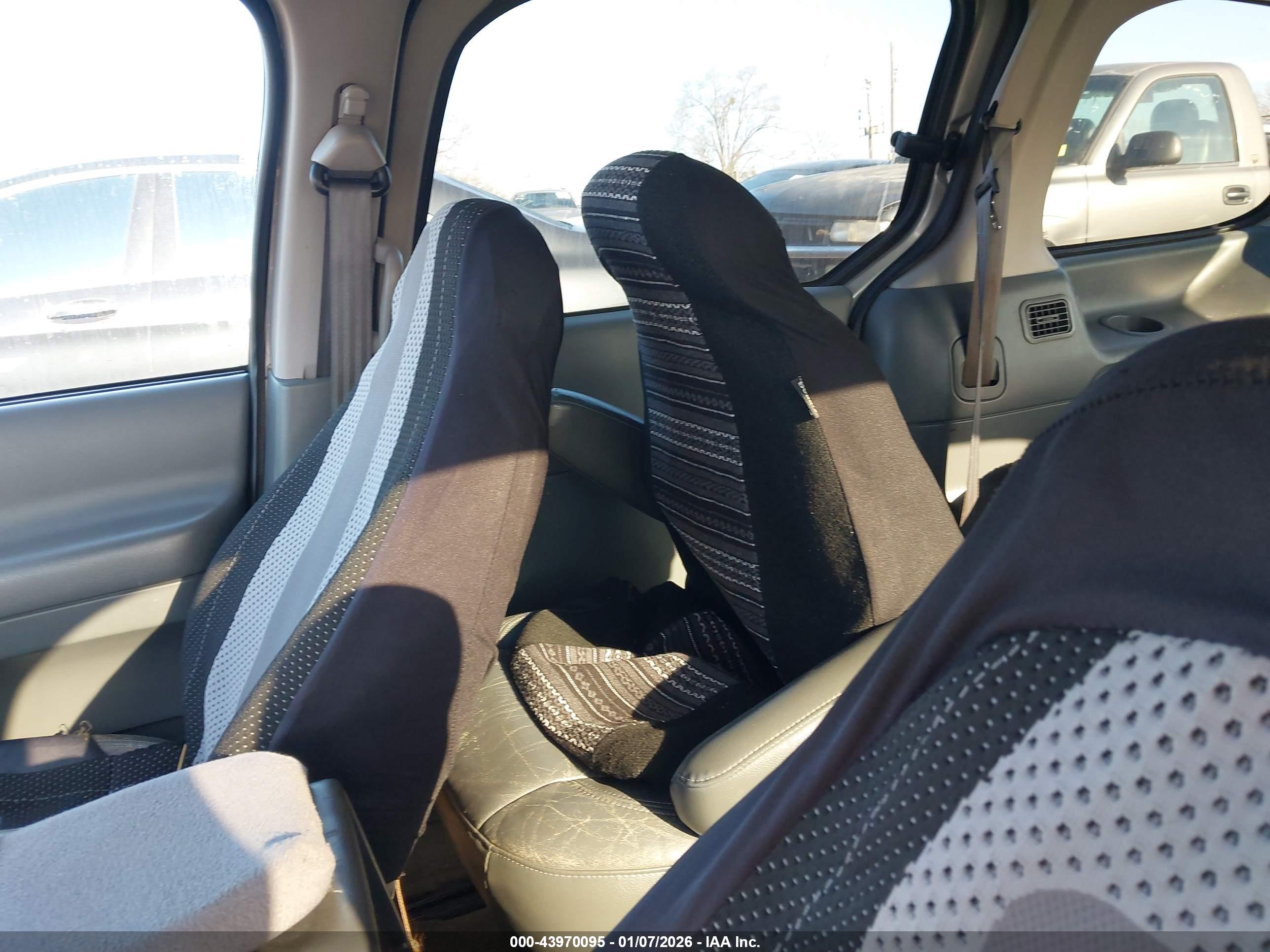 NISSAN QUEST image 8