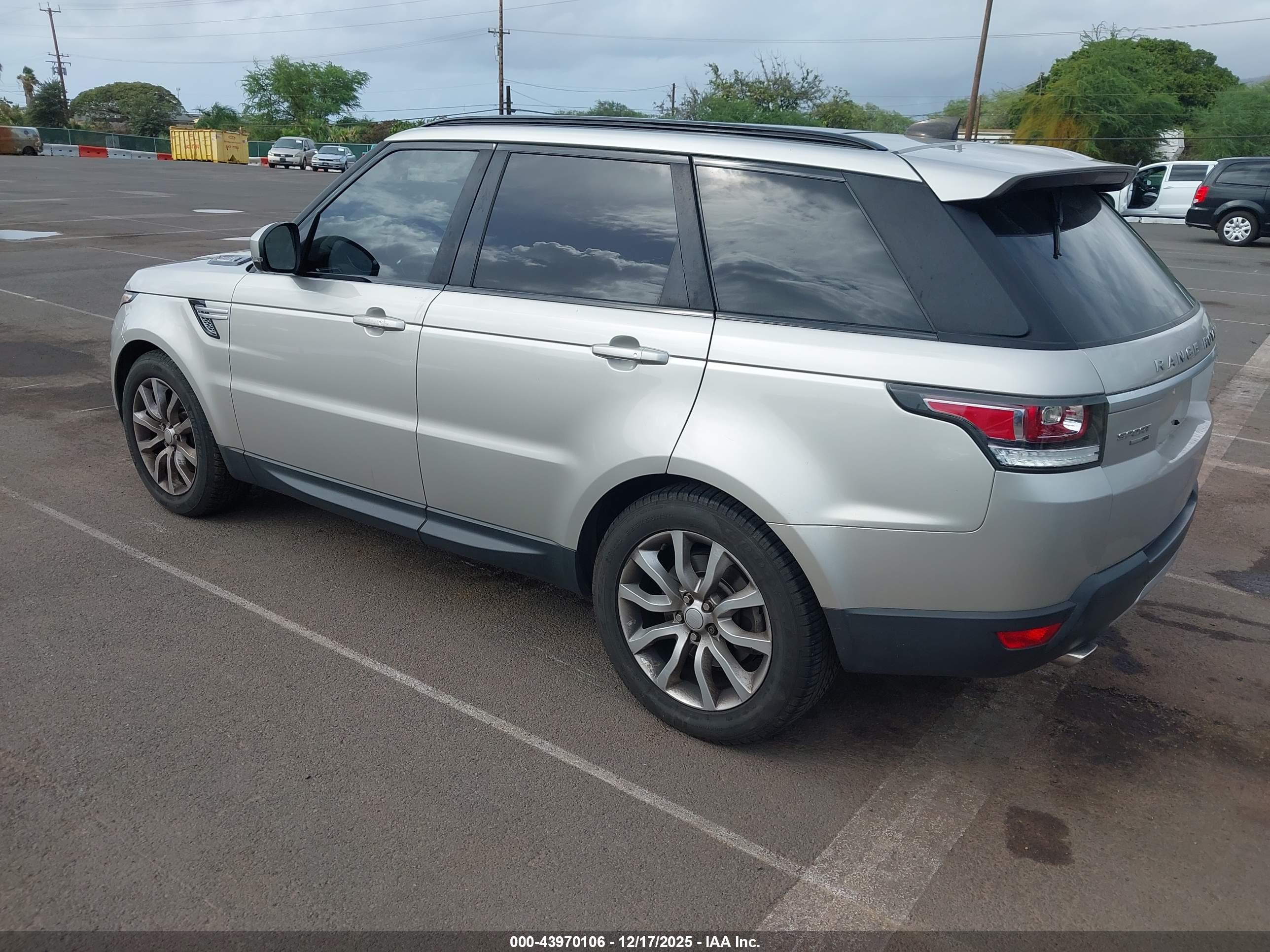 LAND ROVER image 3