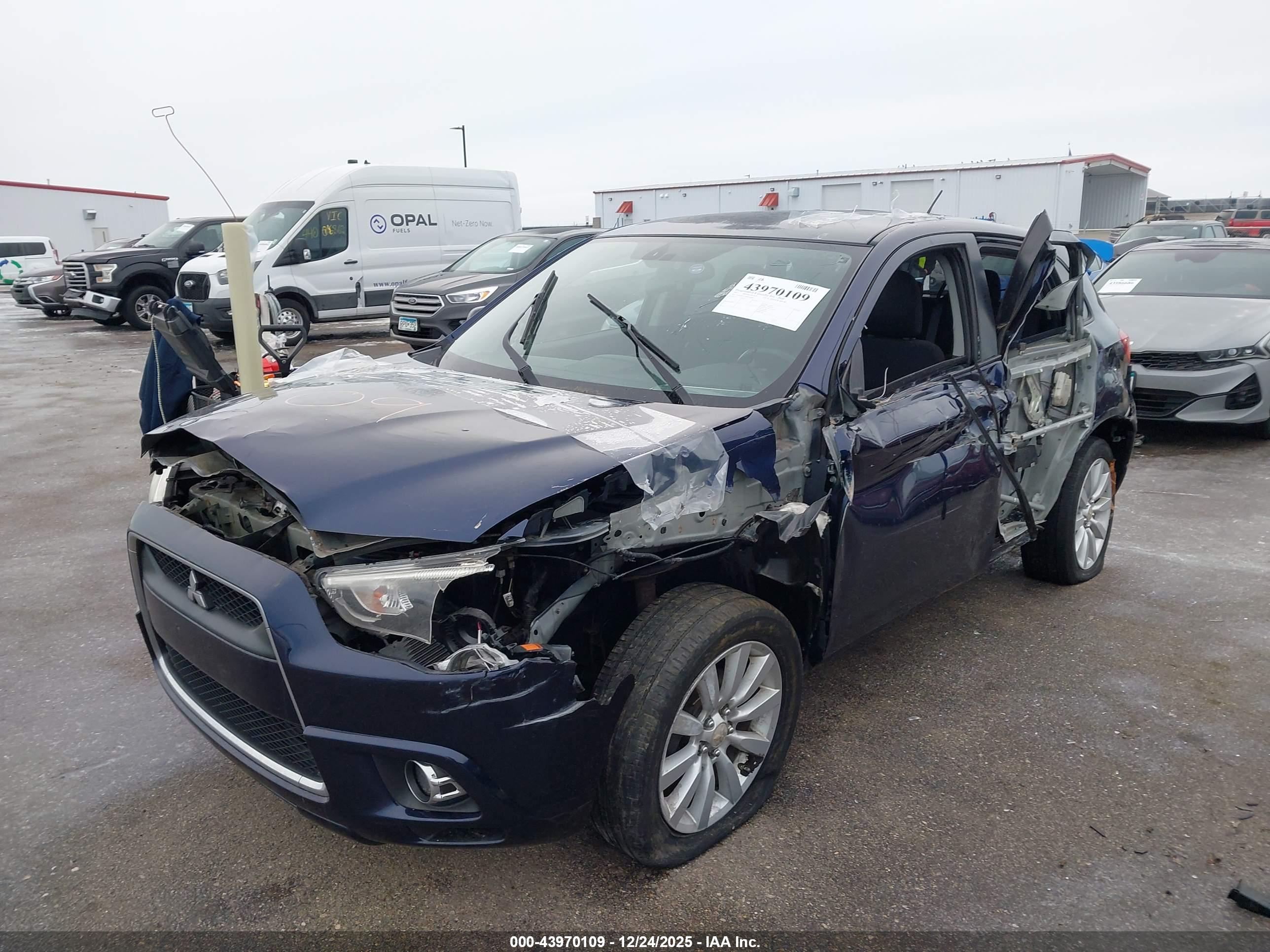 MITSUBISHI OUTLANDER image 2