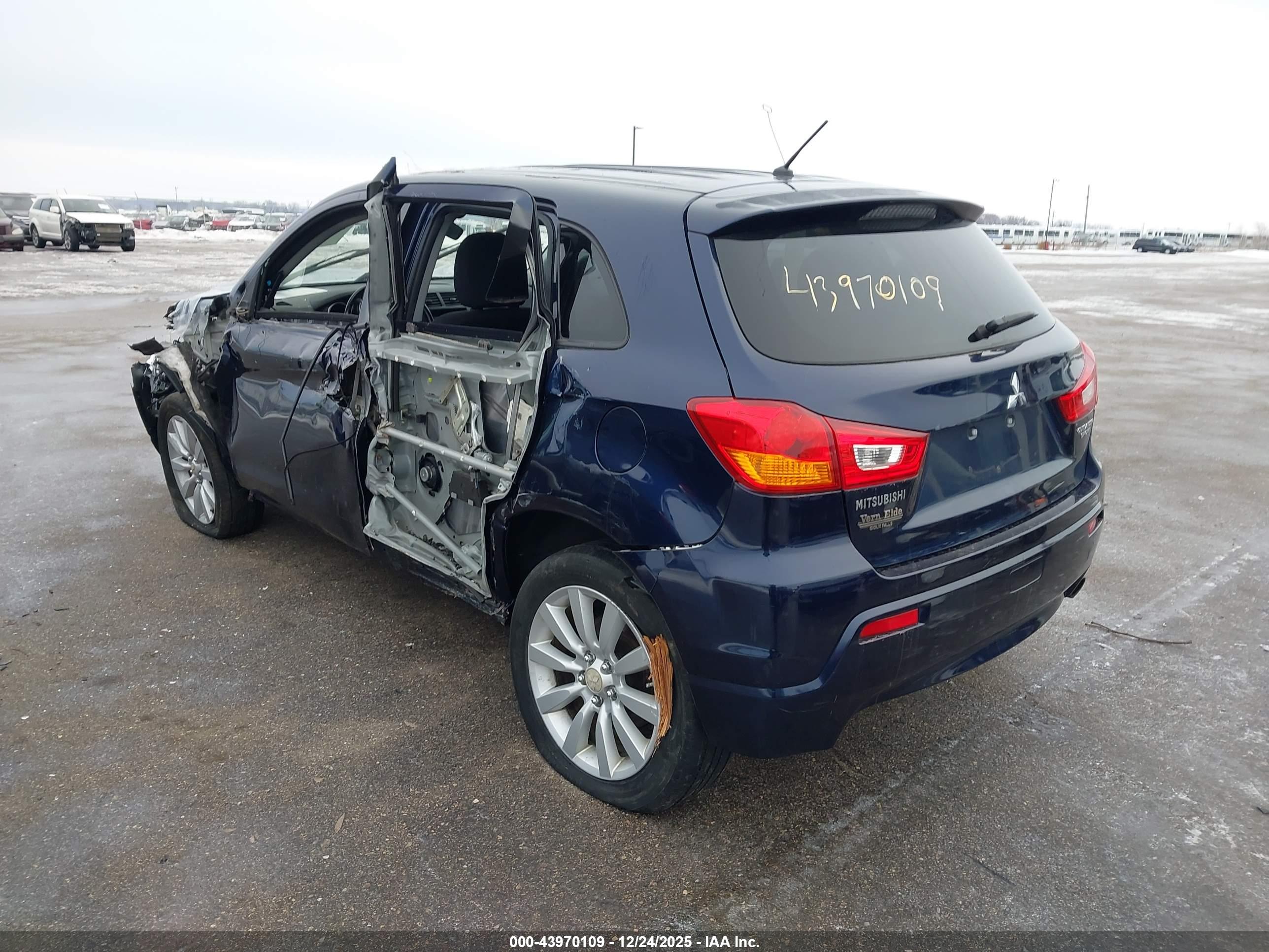 MITSUBISHI OUTLANDER image 3