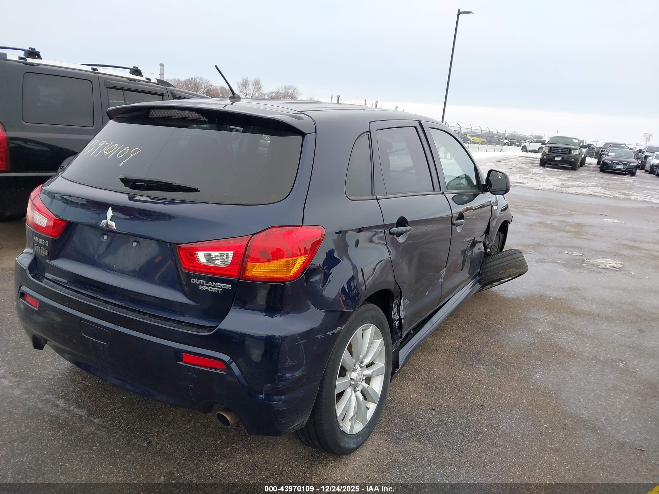 MITSUBISHI OUTLANDER image 4