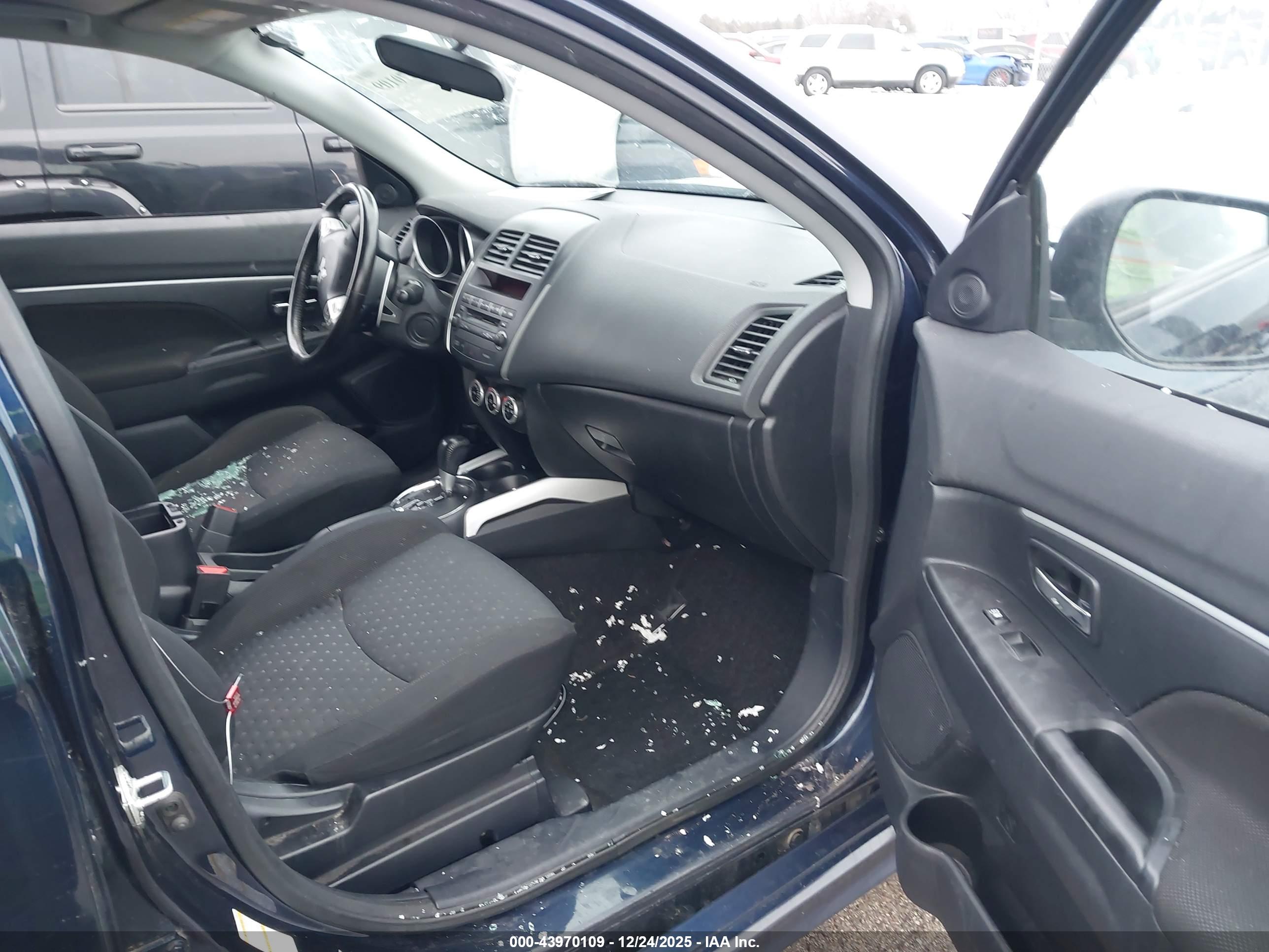 MITSUBISHI OUTLANDER image 5