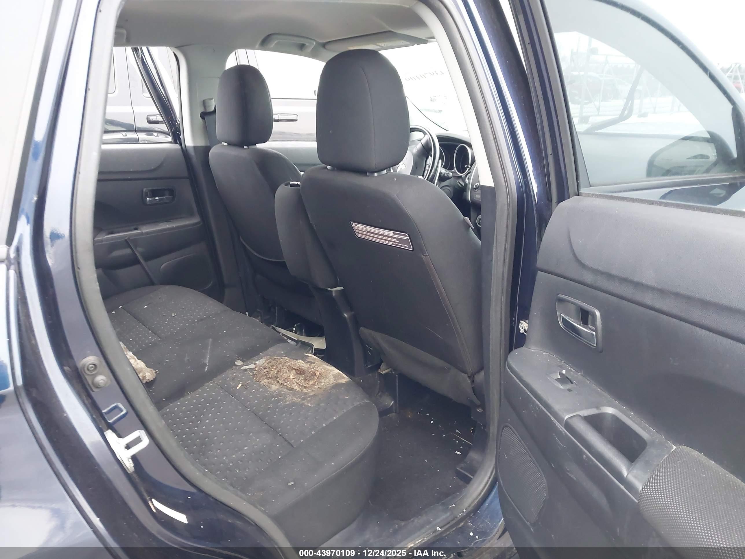 MITSUBISHI OUTLANDER image 8