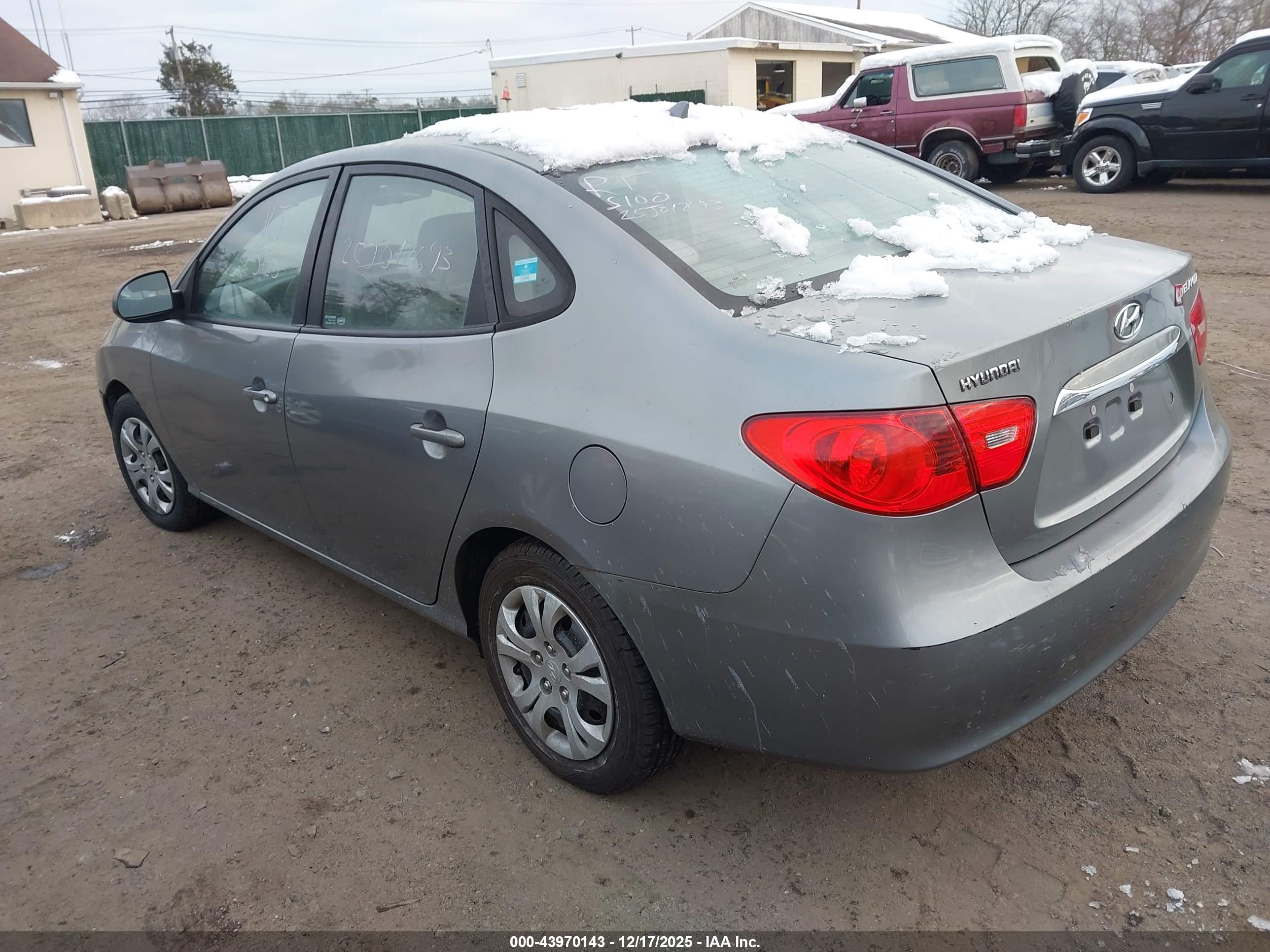 HYUNDAI ELANTRA image 3