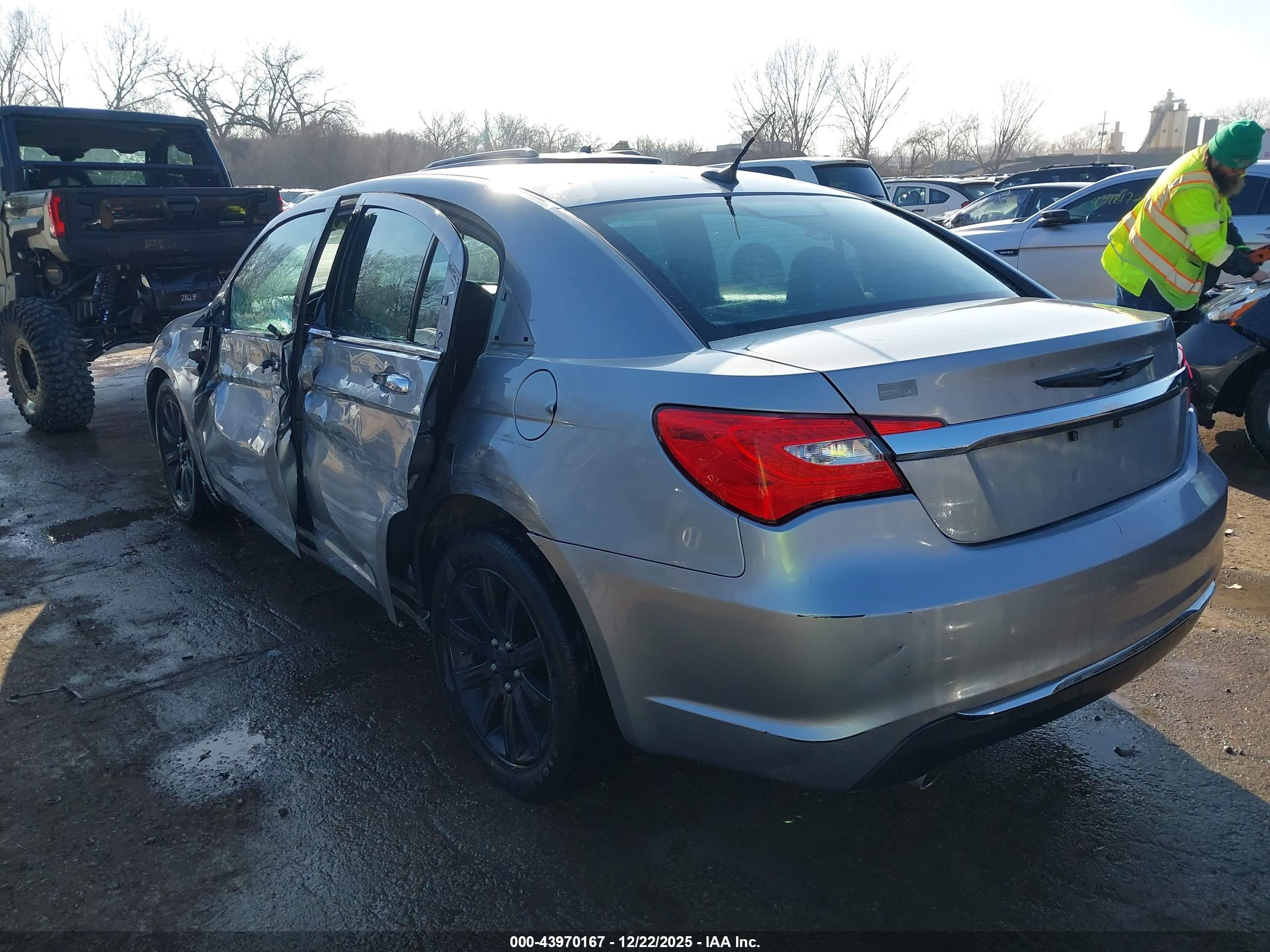 CHRYSLER 200 image 3