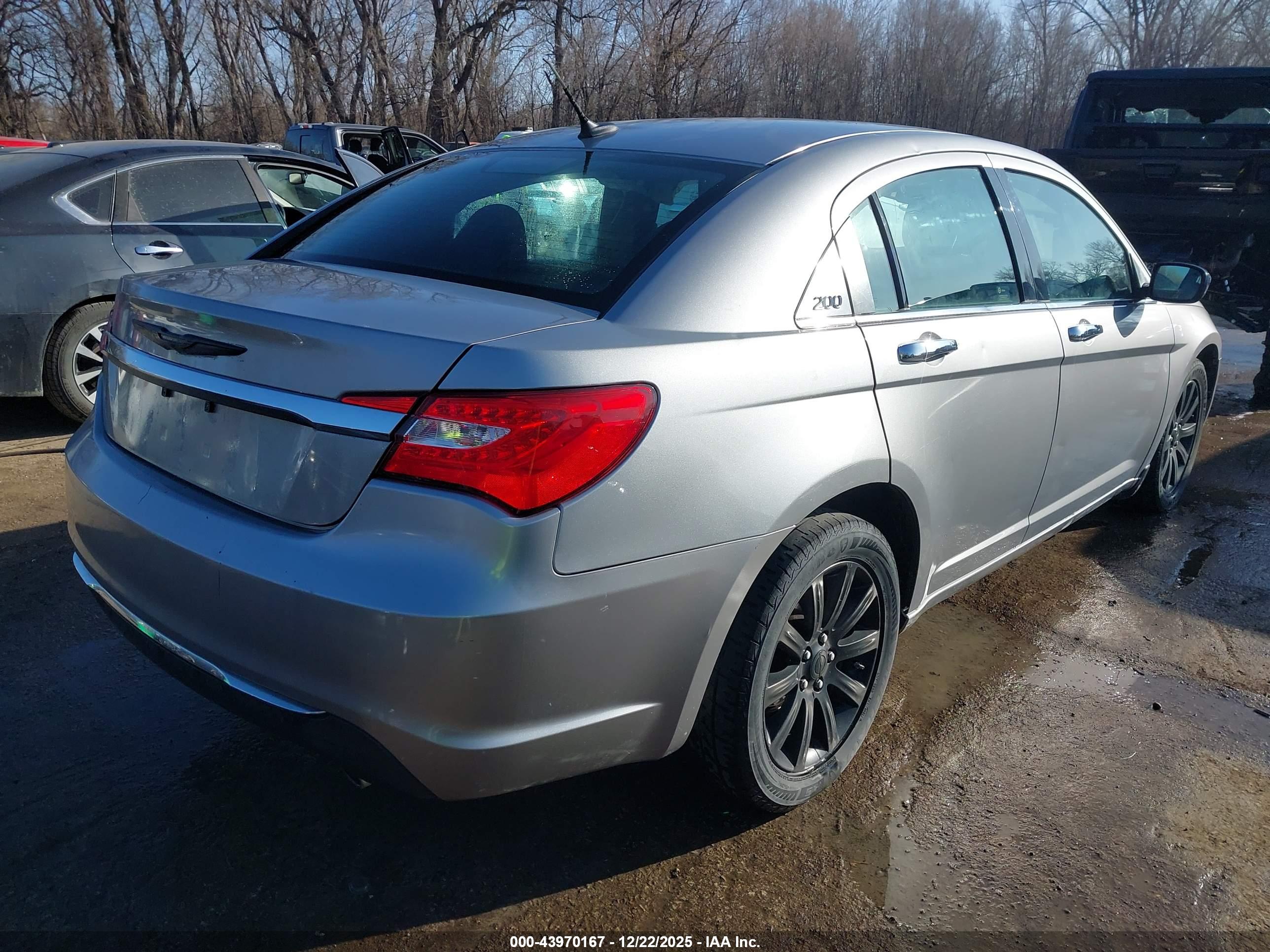 CHRYSLER 200 image 4