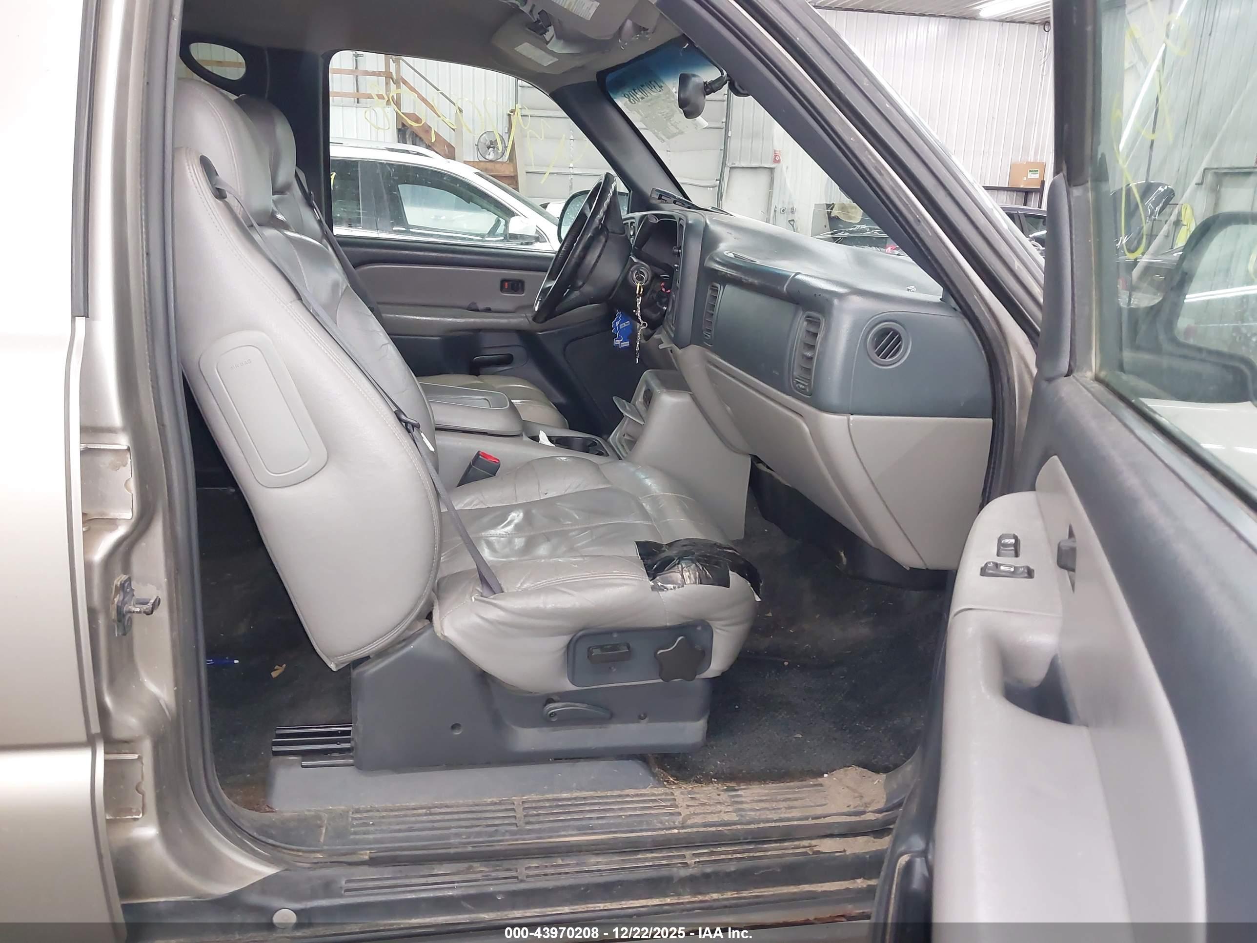 CHEVROLET SUBURBAN image 5