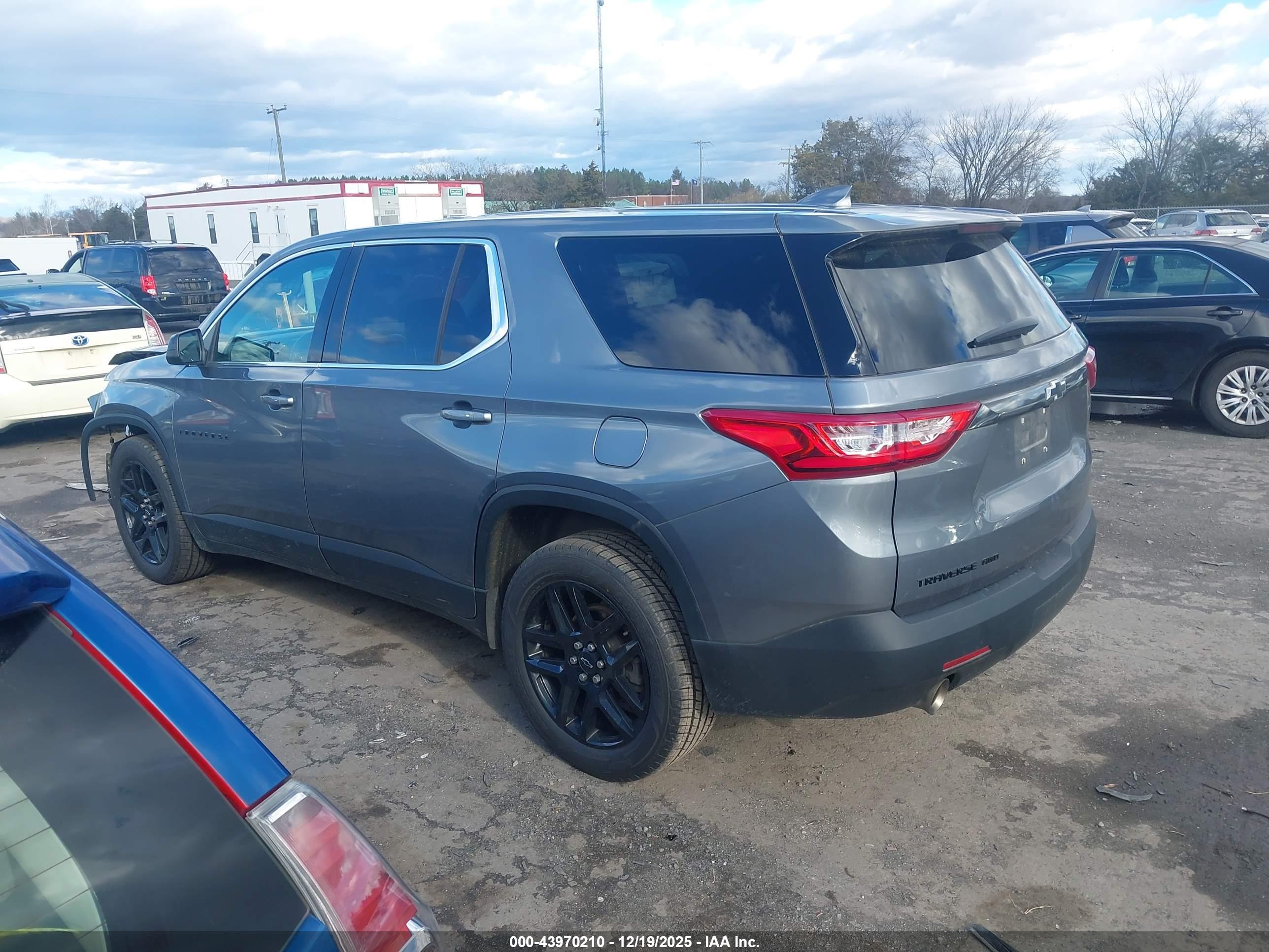CHEVROLET TRAVERSE image 3