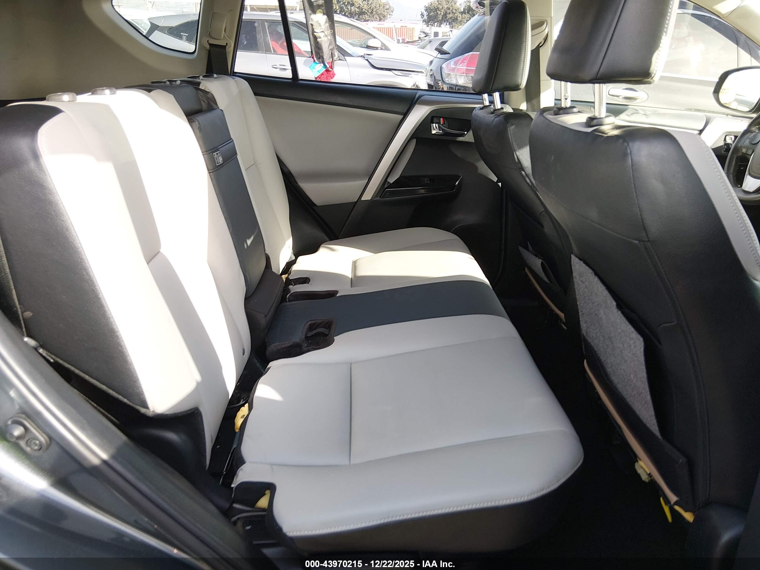 TOYOTA RAV4 image 8