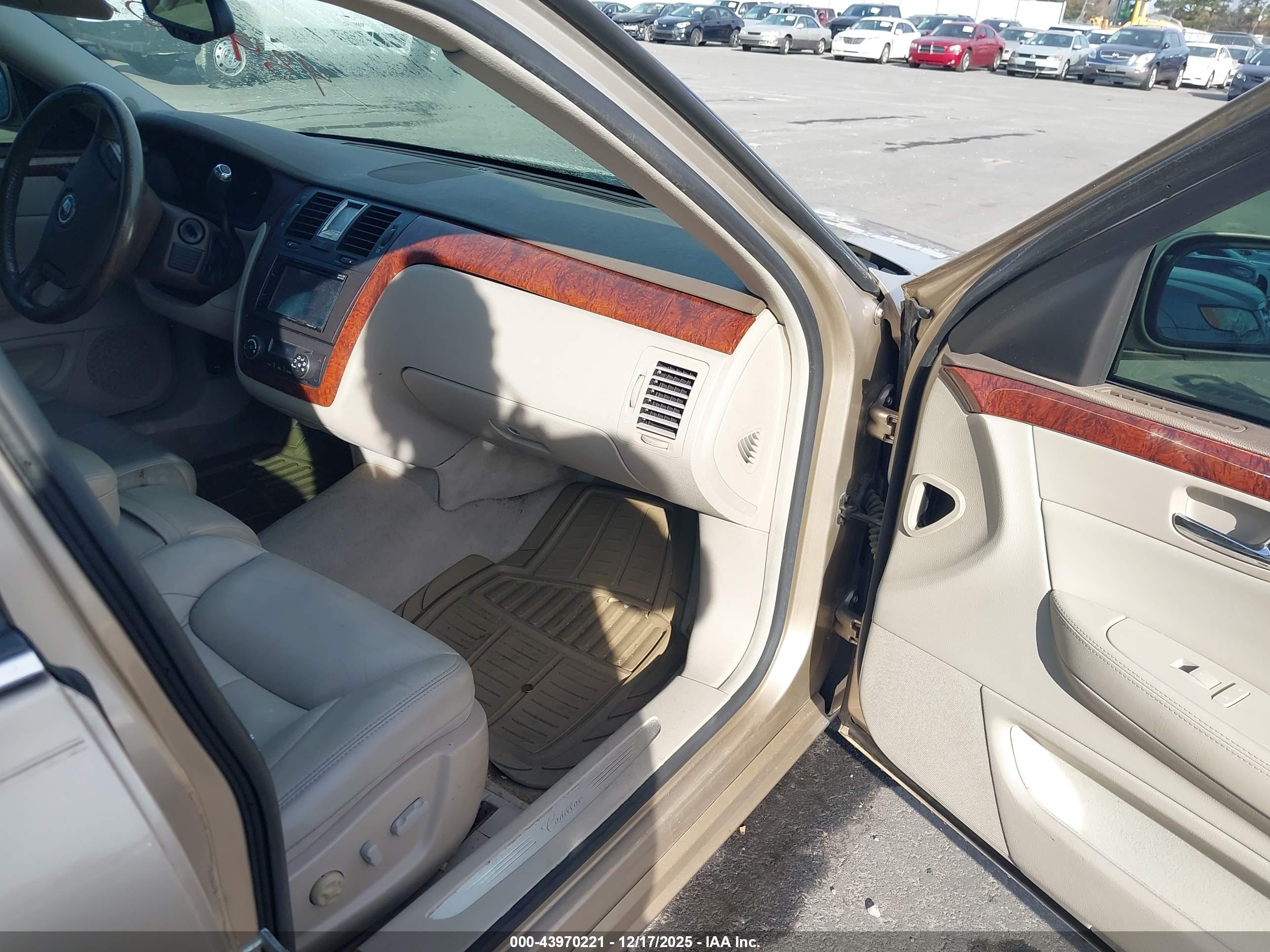 CADILLAC DTS image 5