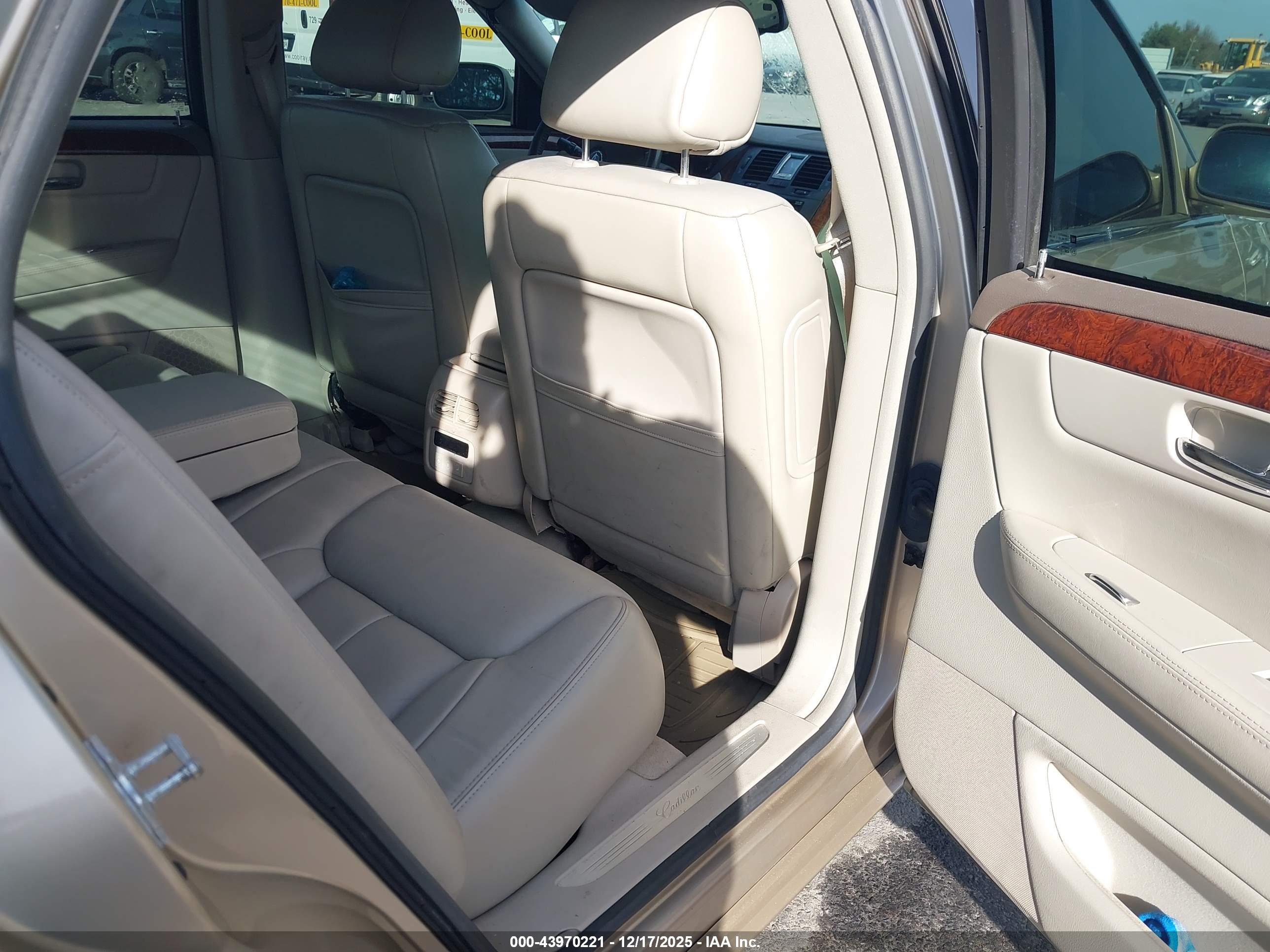 CADILLAC DTS image 8