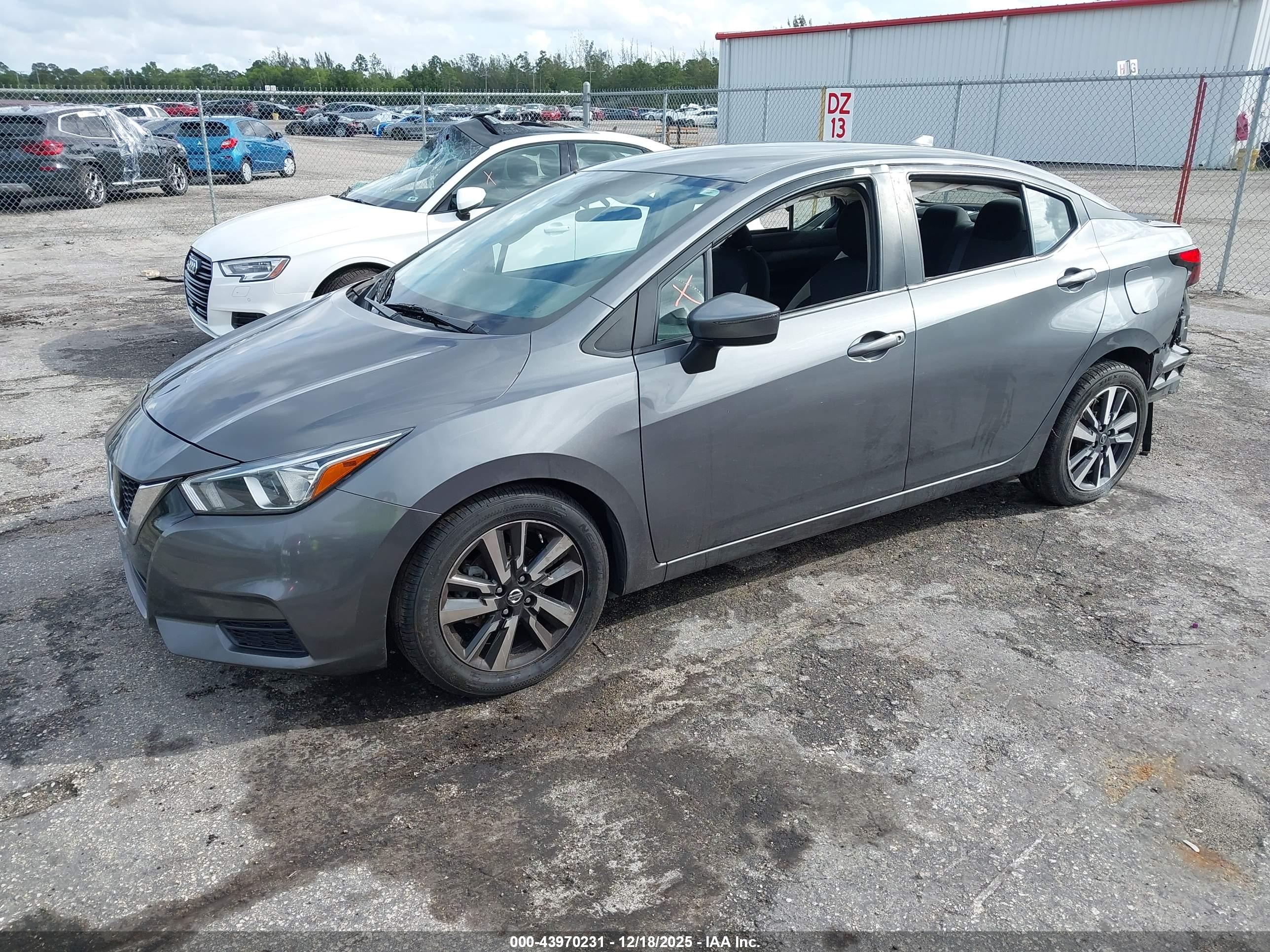 NISSAN VERSA image 2