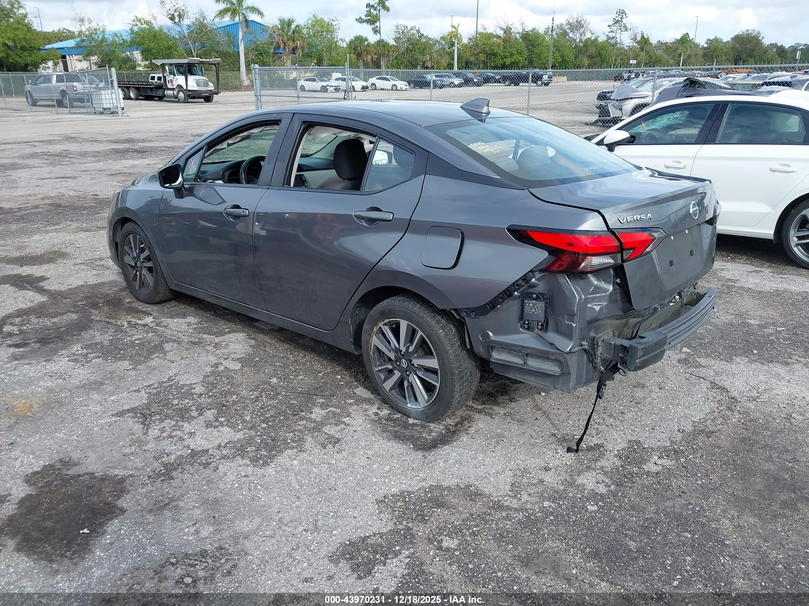 NISSAN VERSA image 3