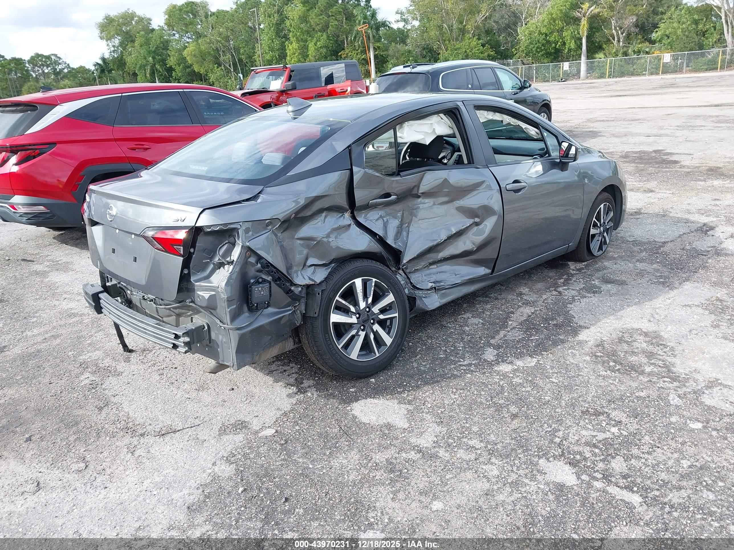 NISSAN VERSA image 4