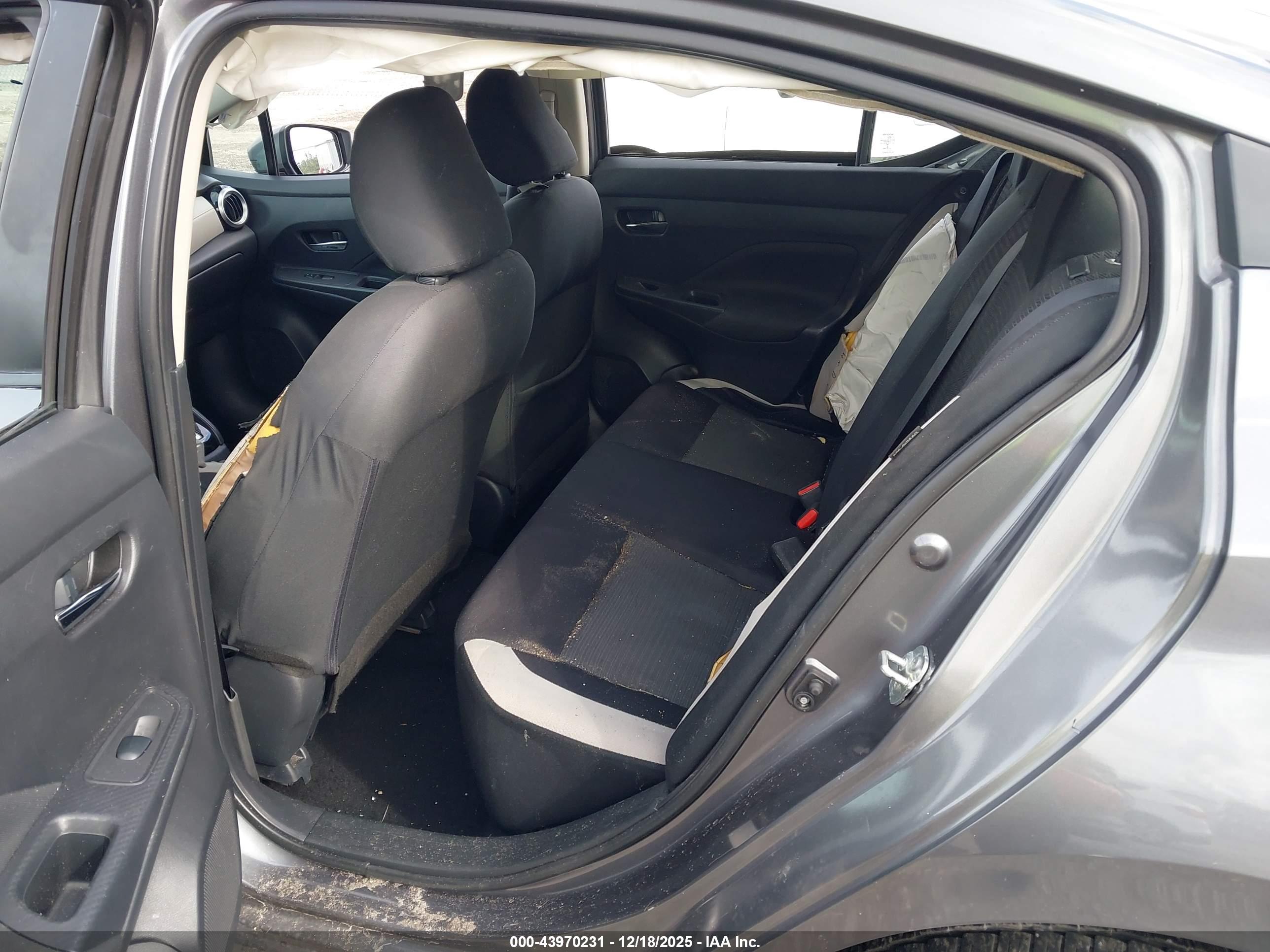 NISSAN VERSA image 8