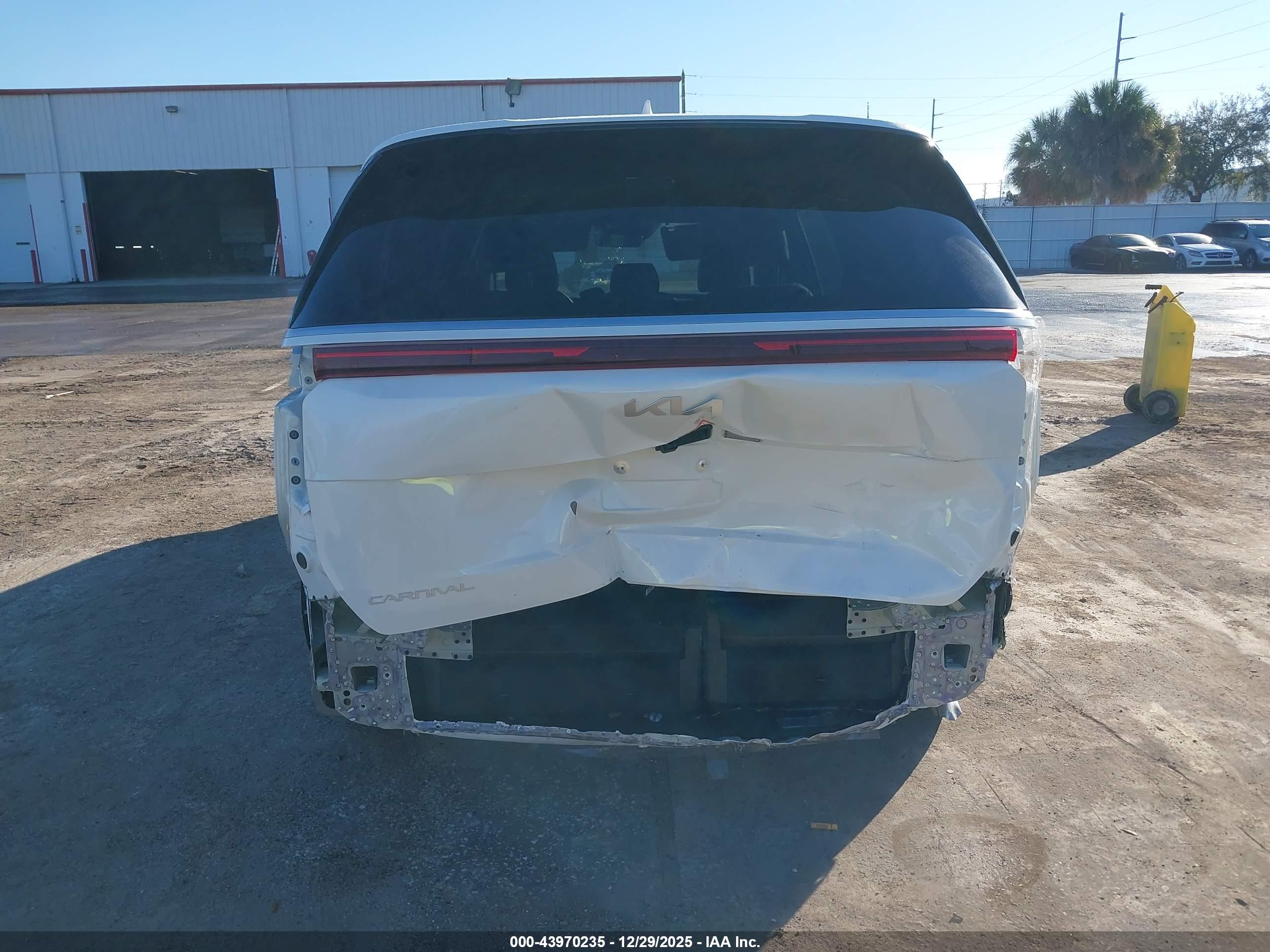 KIA CARNIVAL image 6
