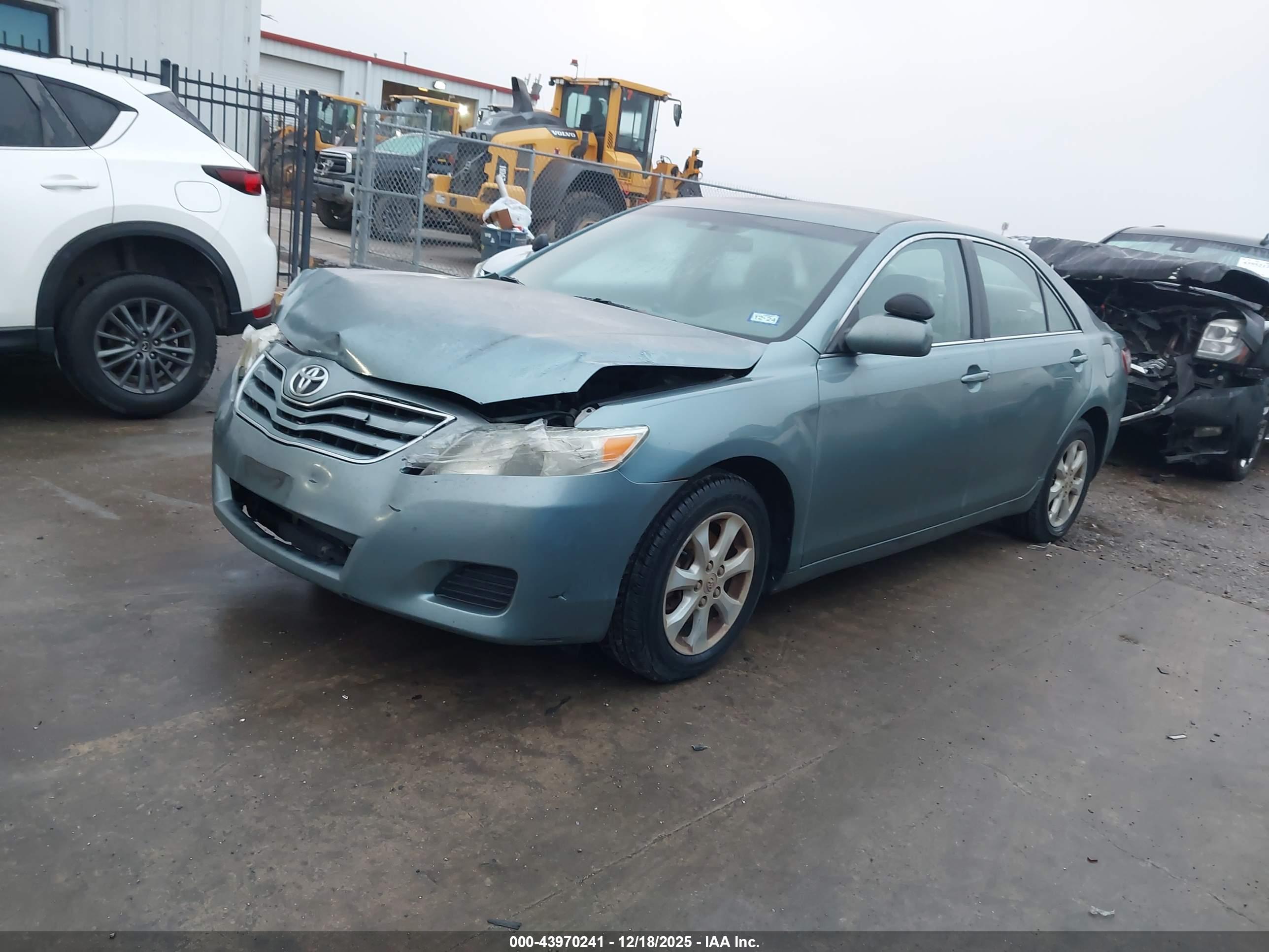 TOYOTA CAMRY image 2