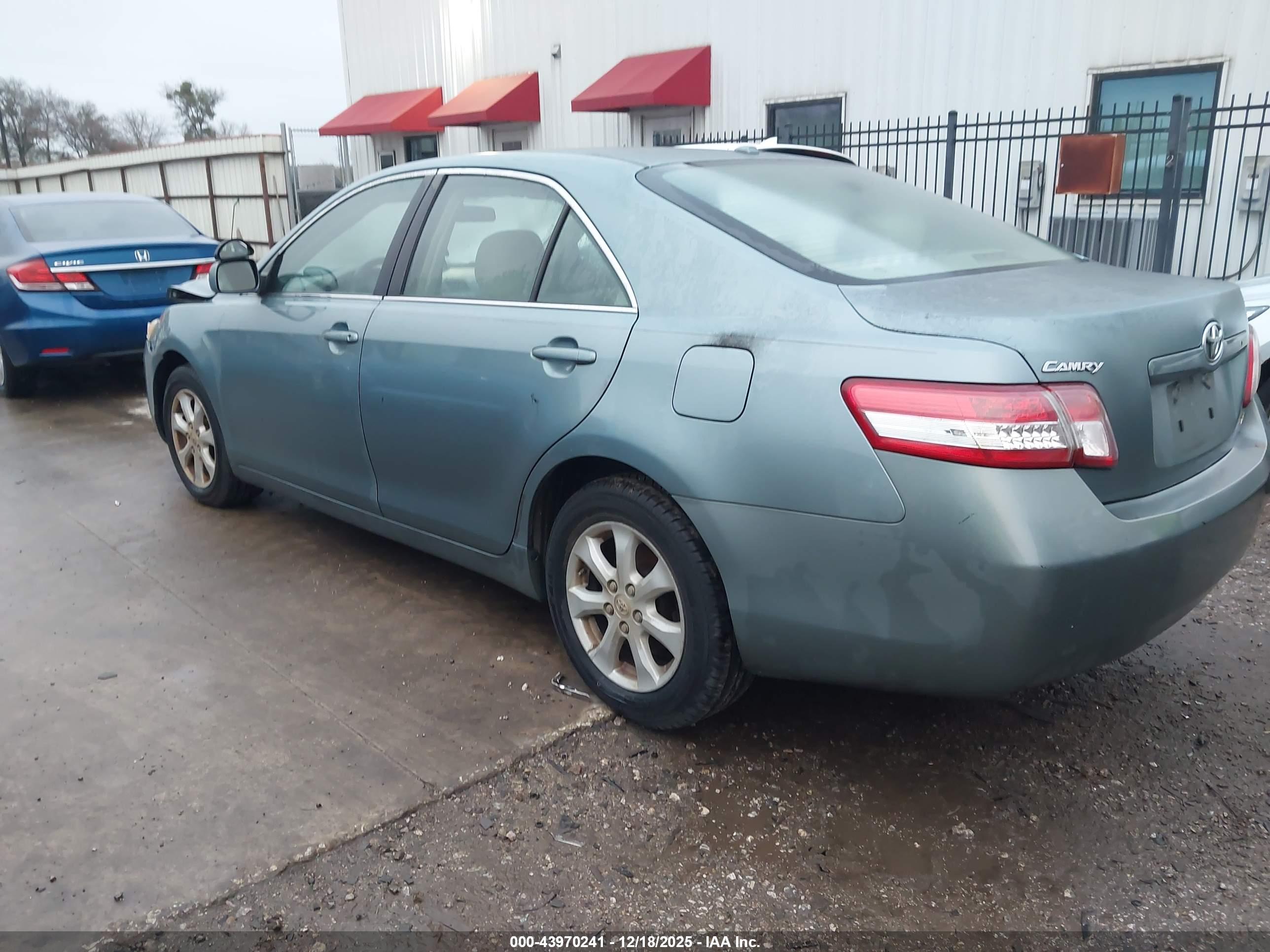 TOYOTA CAMRY image 3