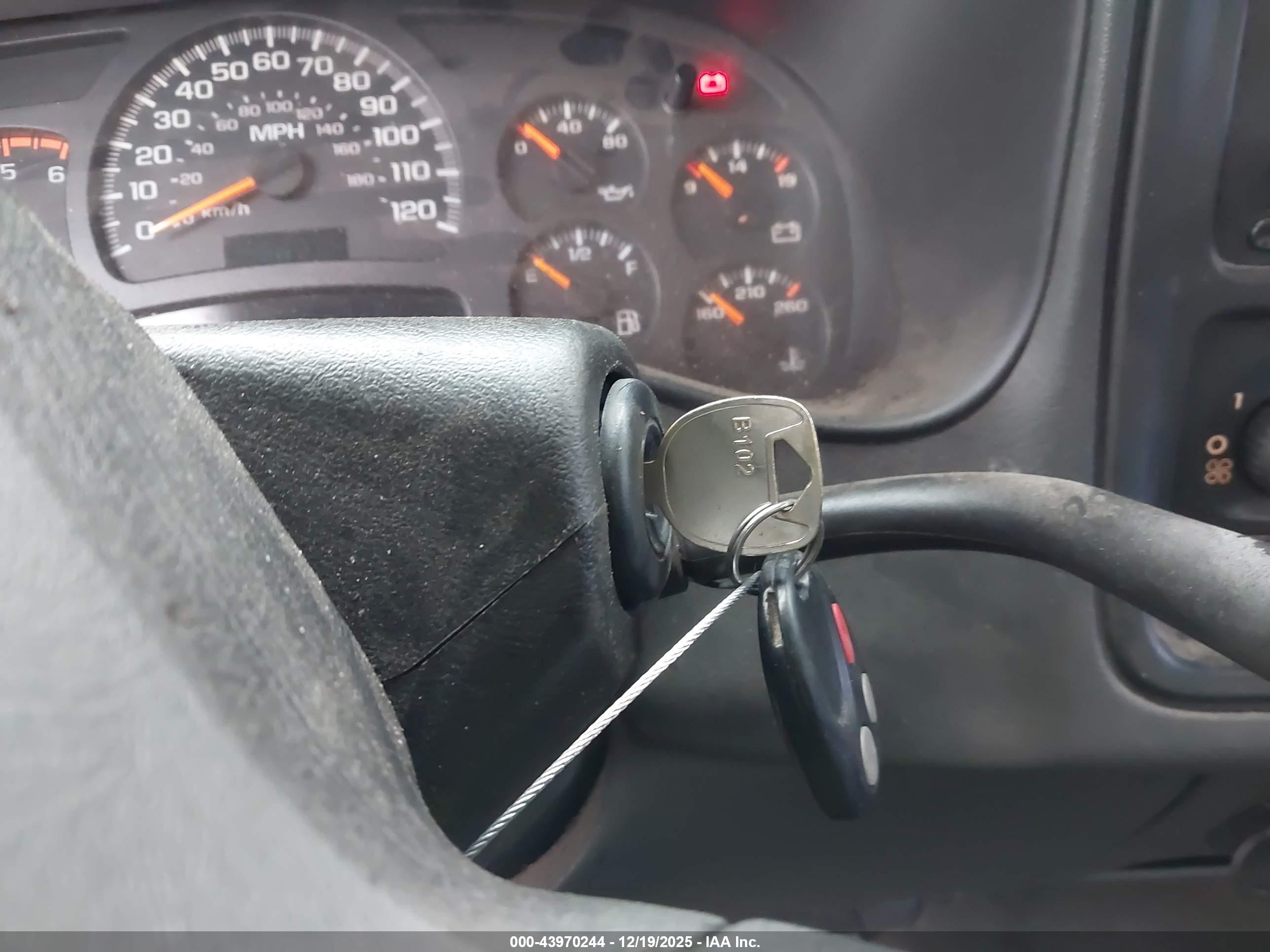 CHEVROLET SILVERADO image 11