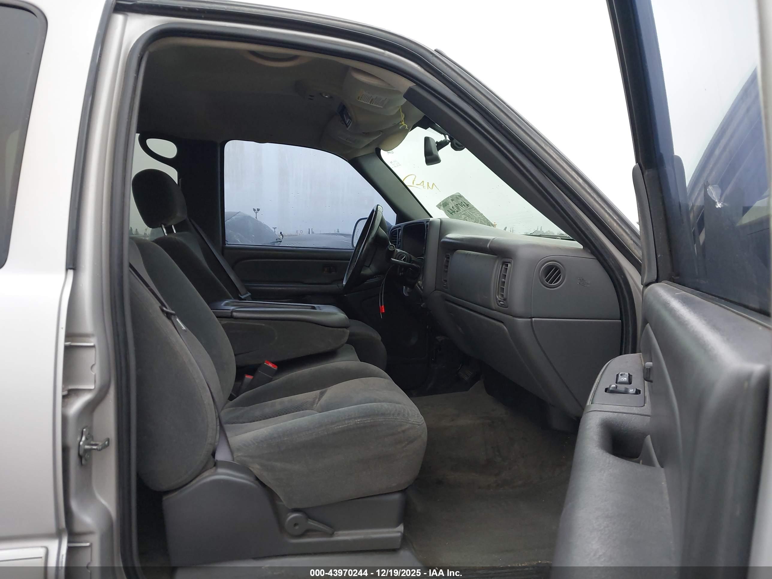 CHEVROLET SILVERADO image 5