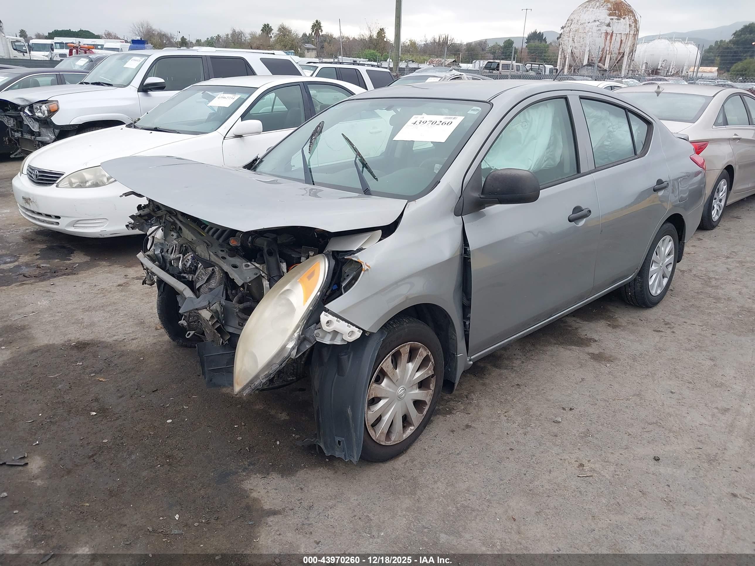 NISSAN VERSA image 2