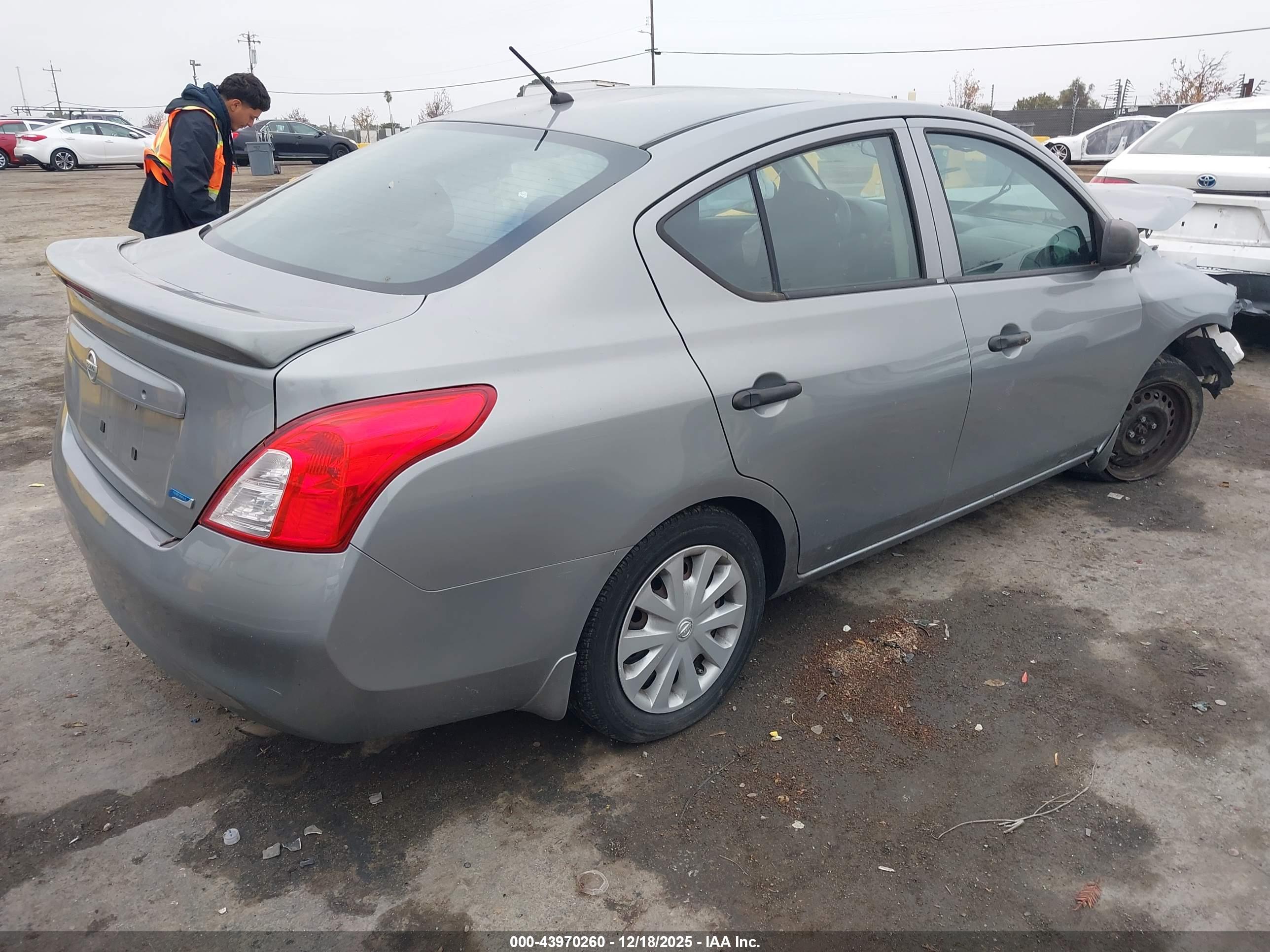 NISSAN VERSA image 4