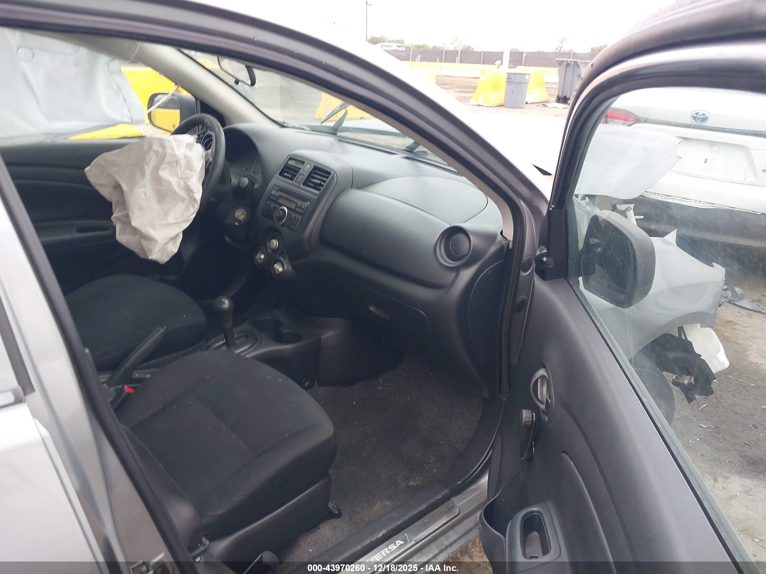 NISSAN VERSA image 5