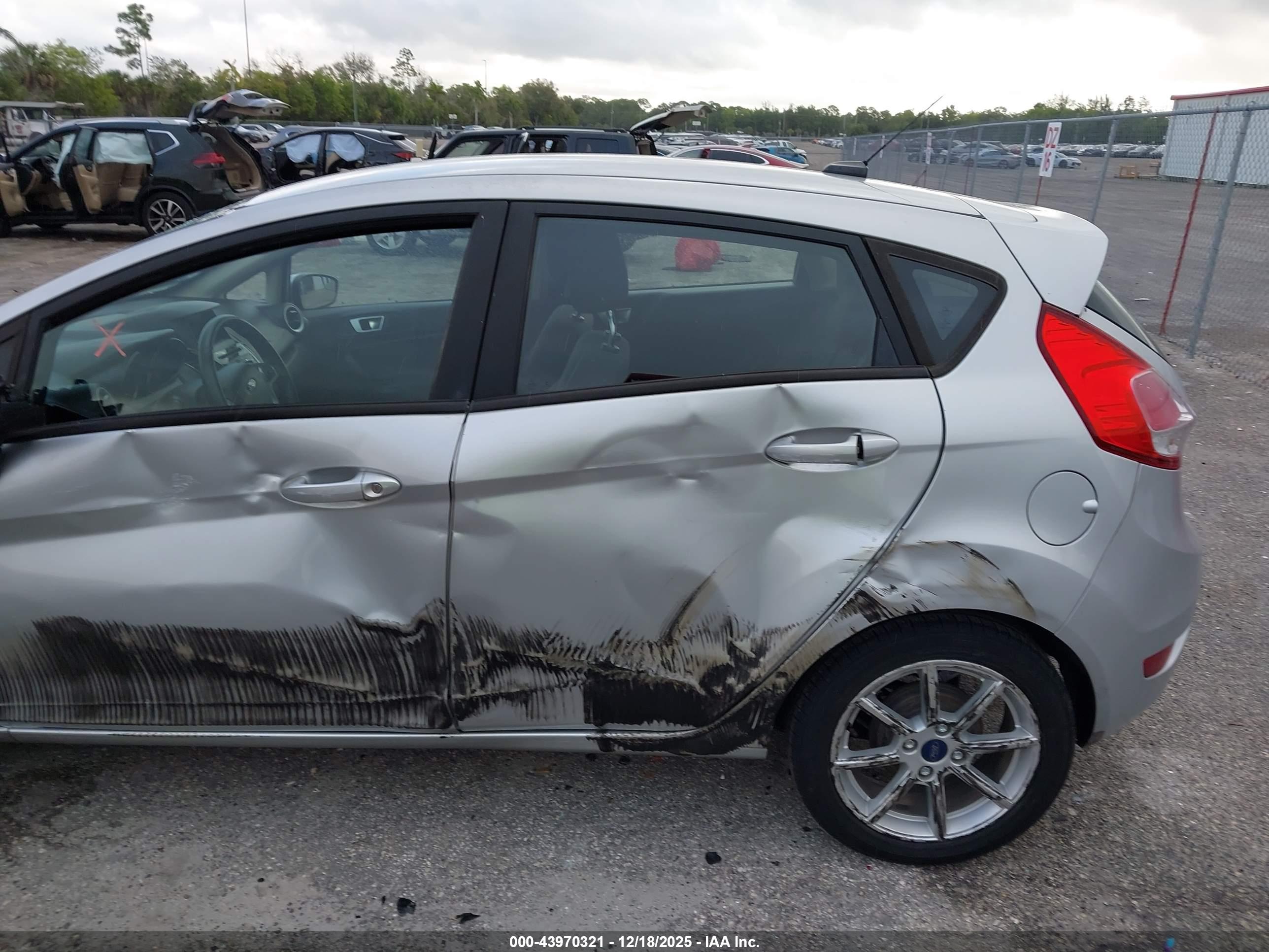 FORD FIESTA image 6