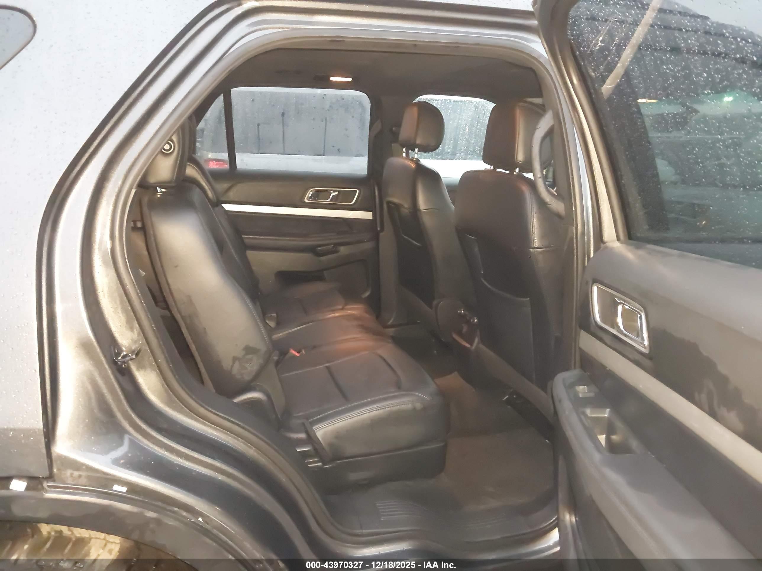 FORD EXPLORER image 8