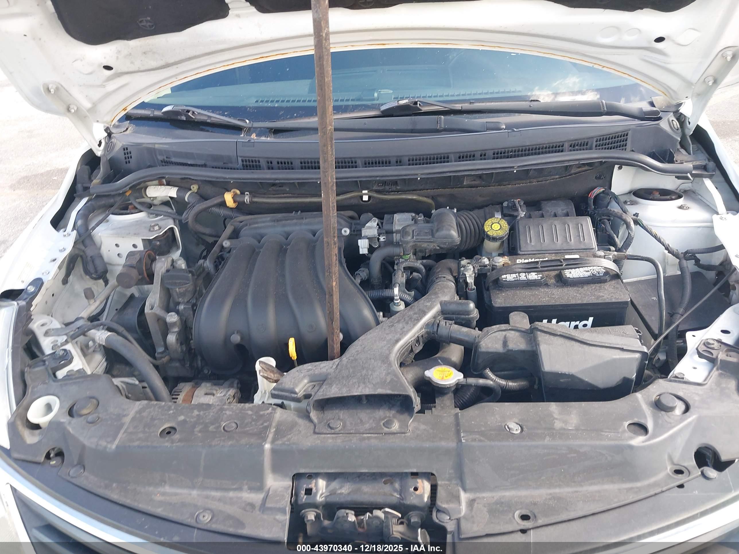 NISSAN VERSA image 10