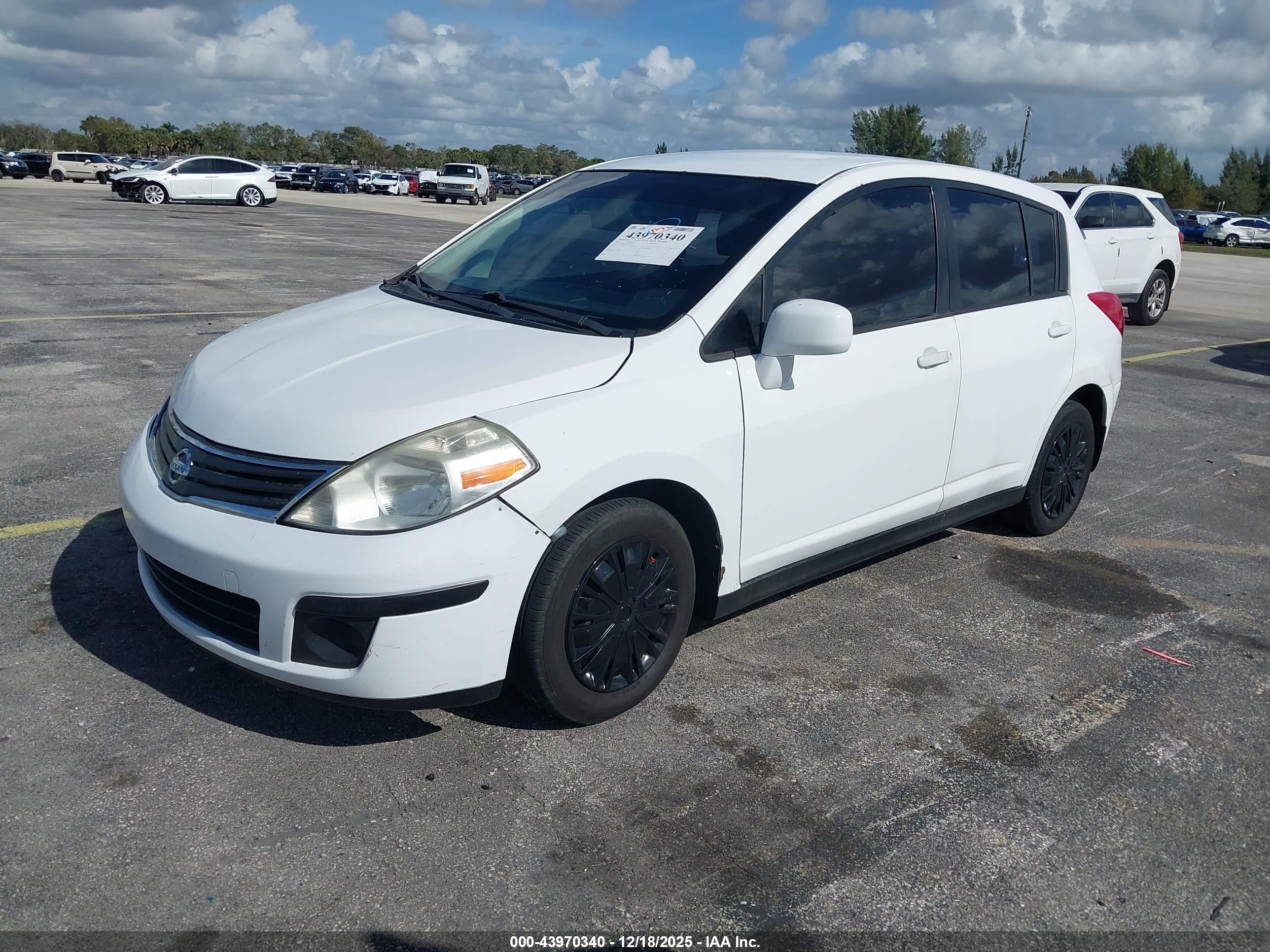 NISSAN VERSA image 2
